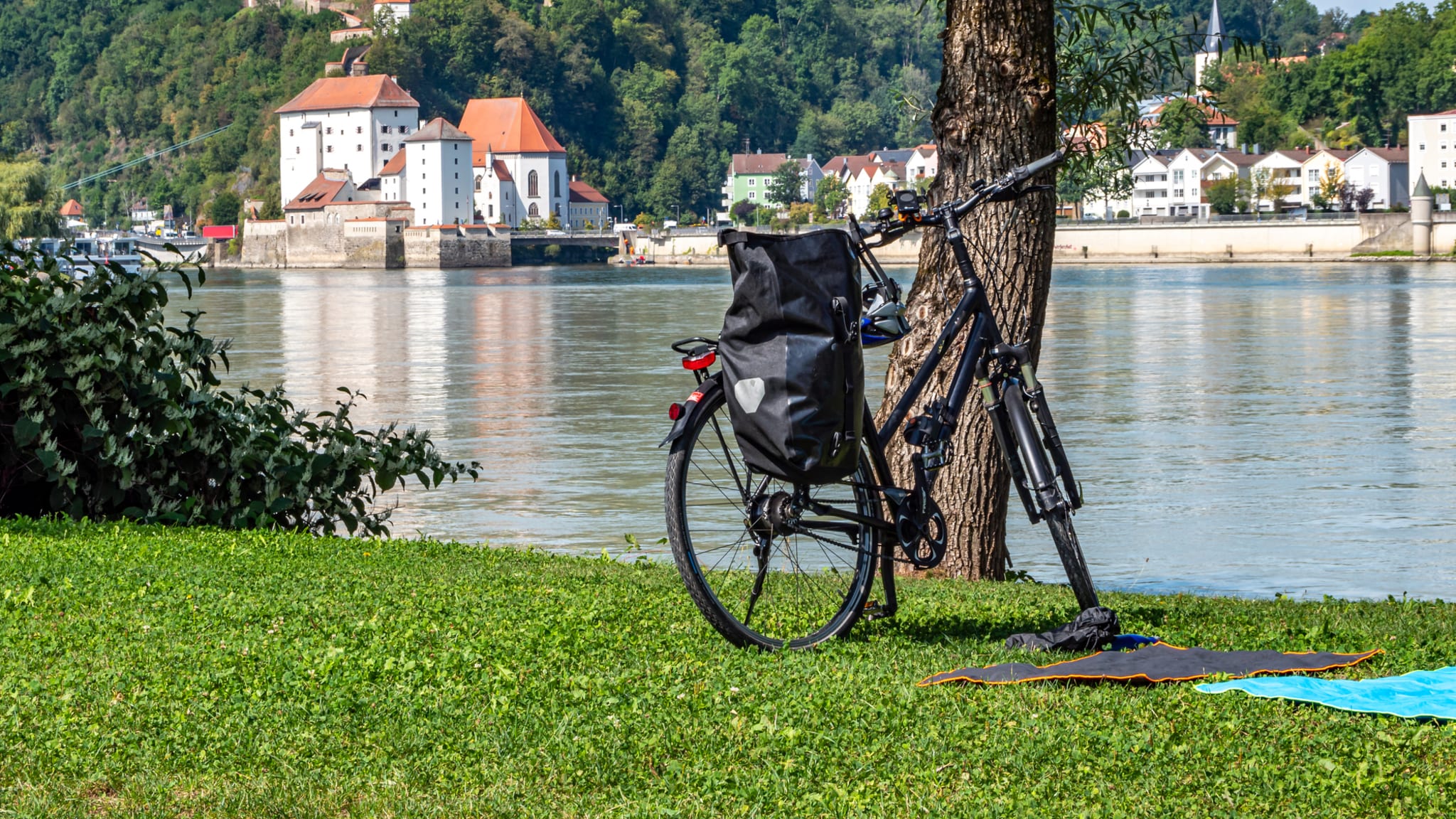 Fahrrad an der Donau, Passau, Deutschland © Animaflora/iStock / Getty Images Plus via Getty Images