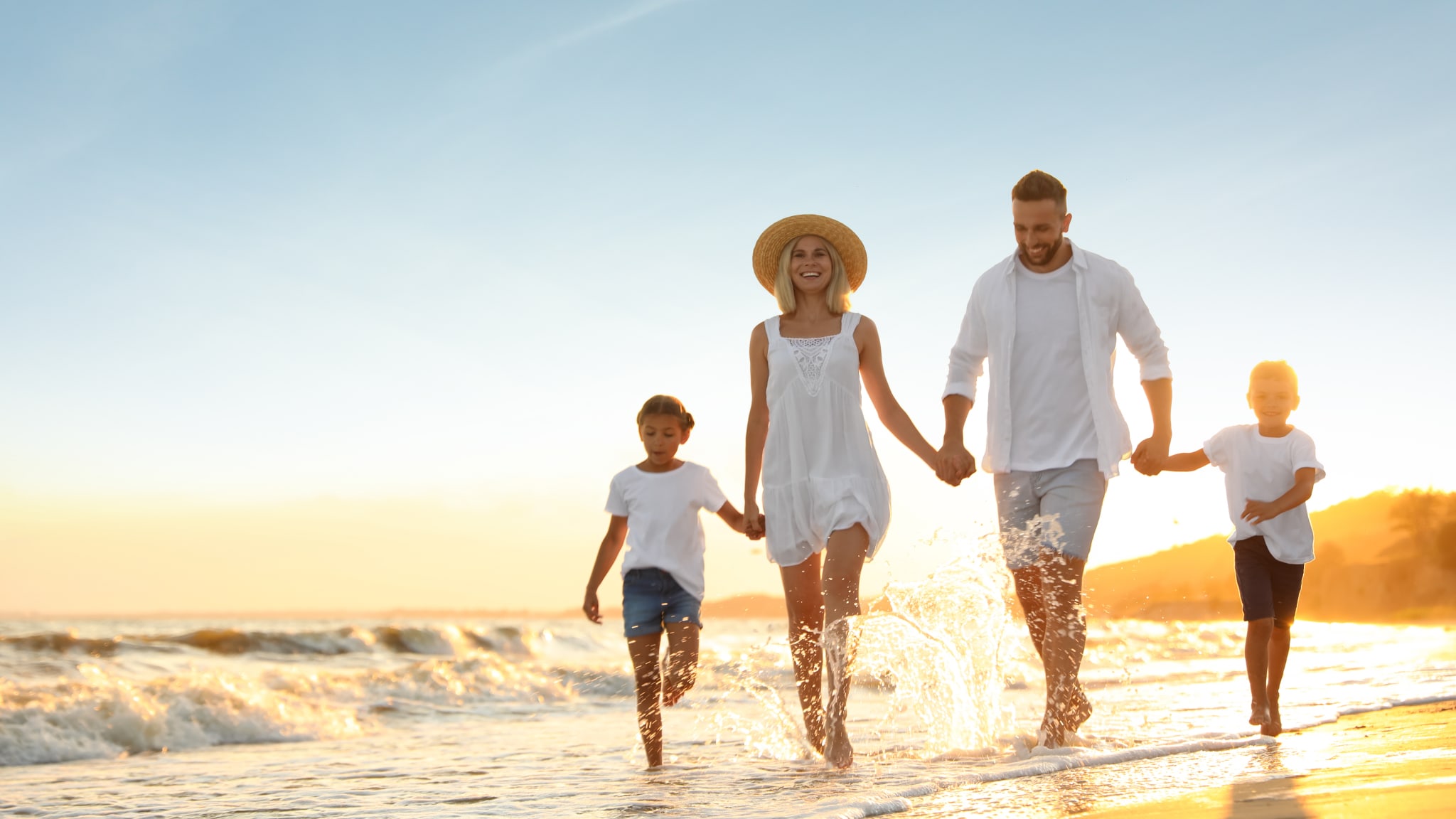 Familienspaziergang am Strand © stock.adobe.com - New Africa