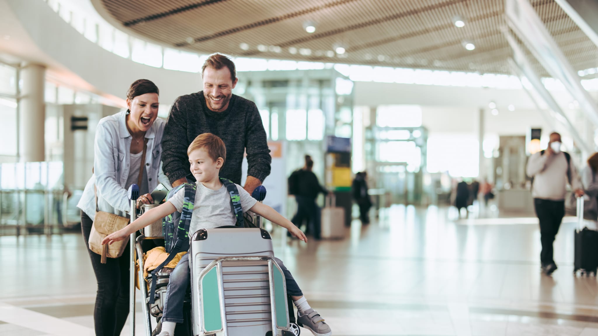 Familie am Flughafen © jacoblund/iStock / Getty Images Plus via Getty Images