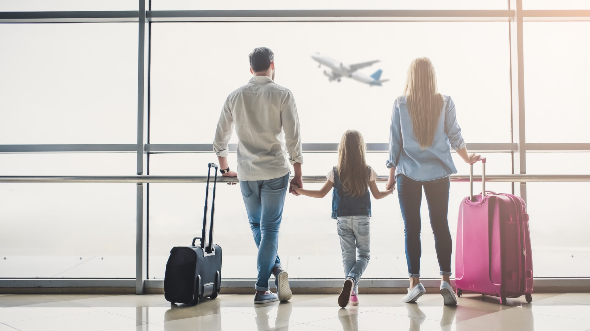 Familie am Flughafen © Vasyl Dolmatov/iStock / Getty Images Plus via Getty Images