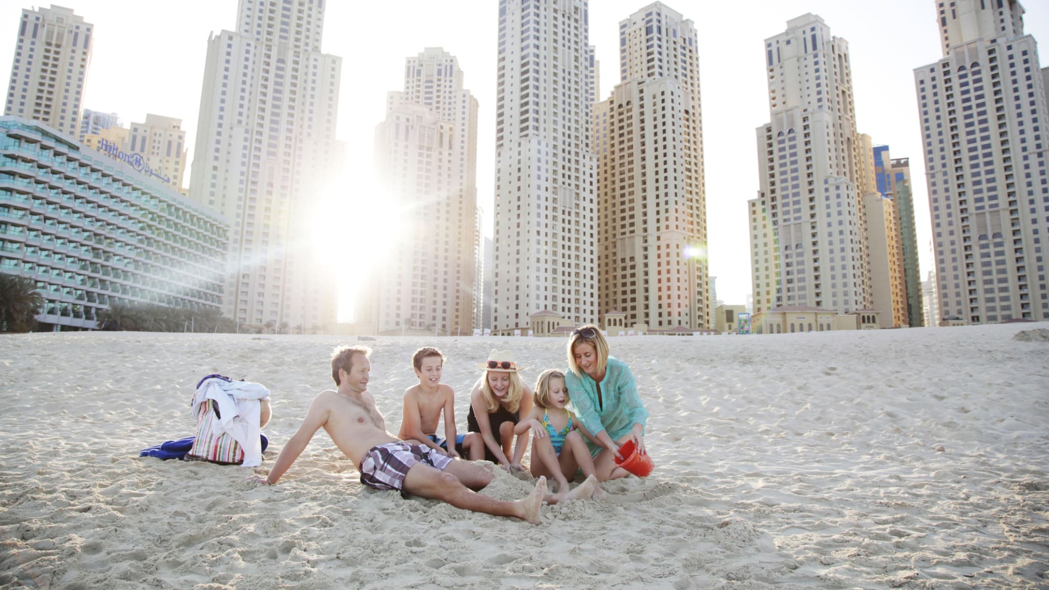 Familie am Jumeirah Beach, Dubai © David Trood/DigitalVision via Getty Images