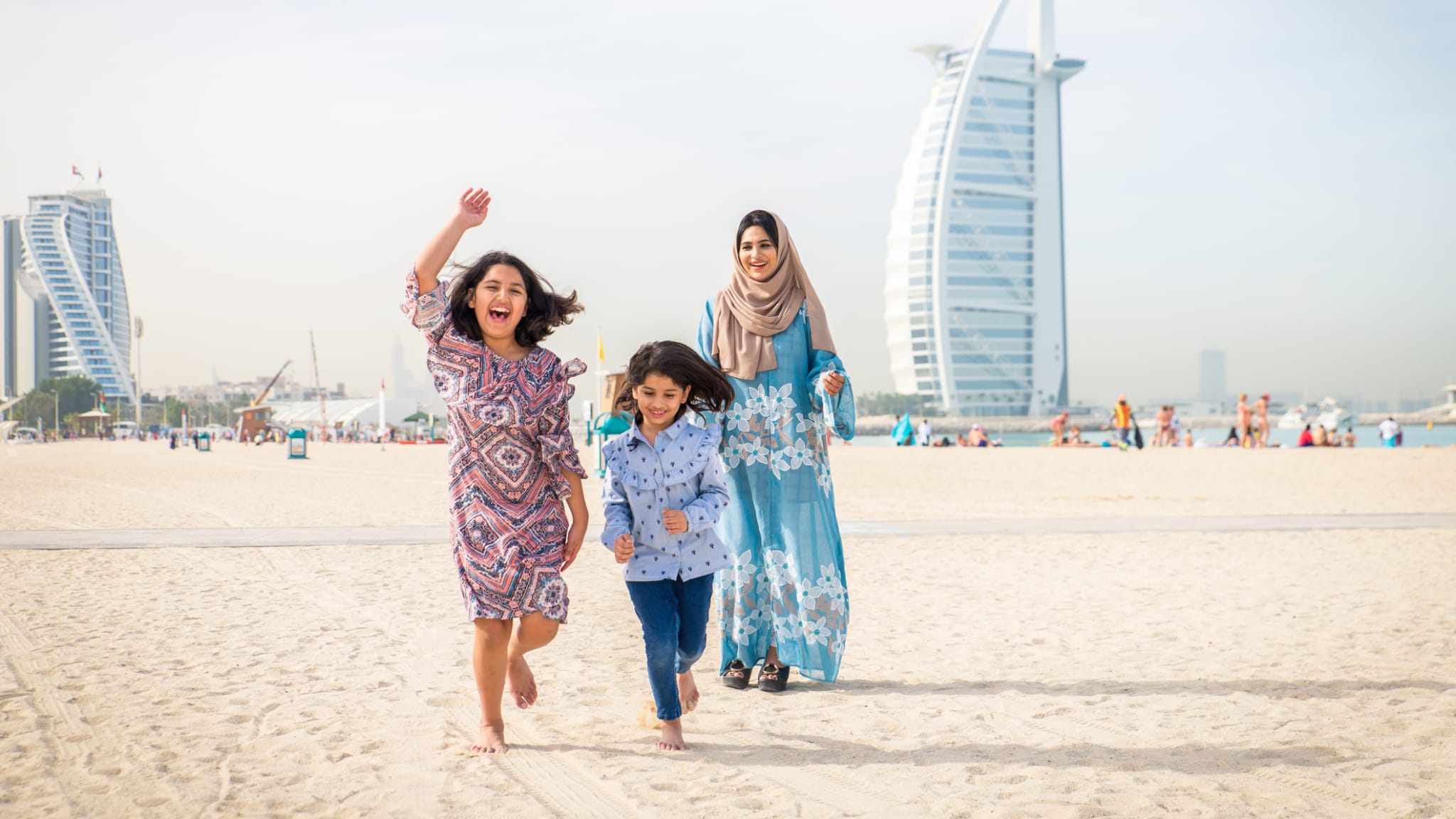 Familie am Kite Beach, Dubai © fabio formaggio / 500px/500 Px Plus via Getty Images