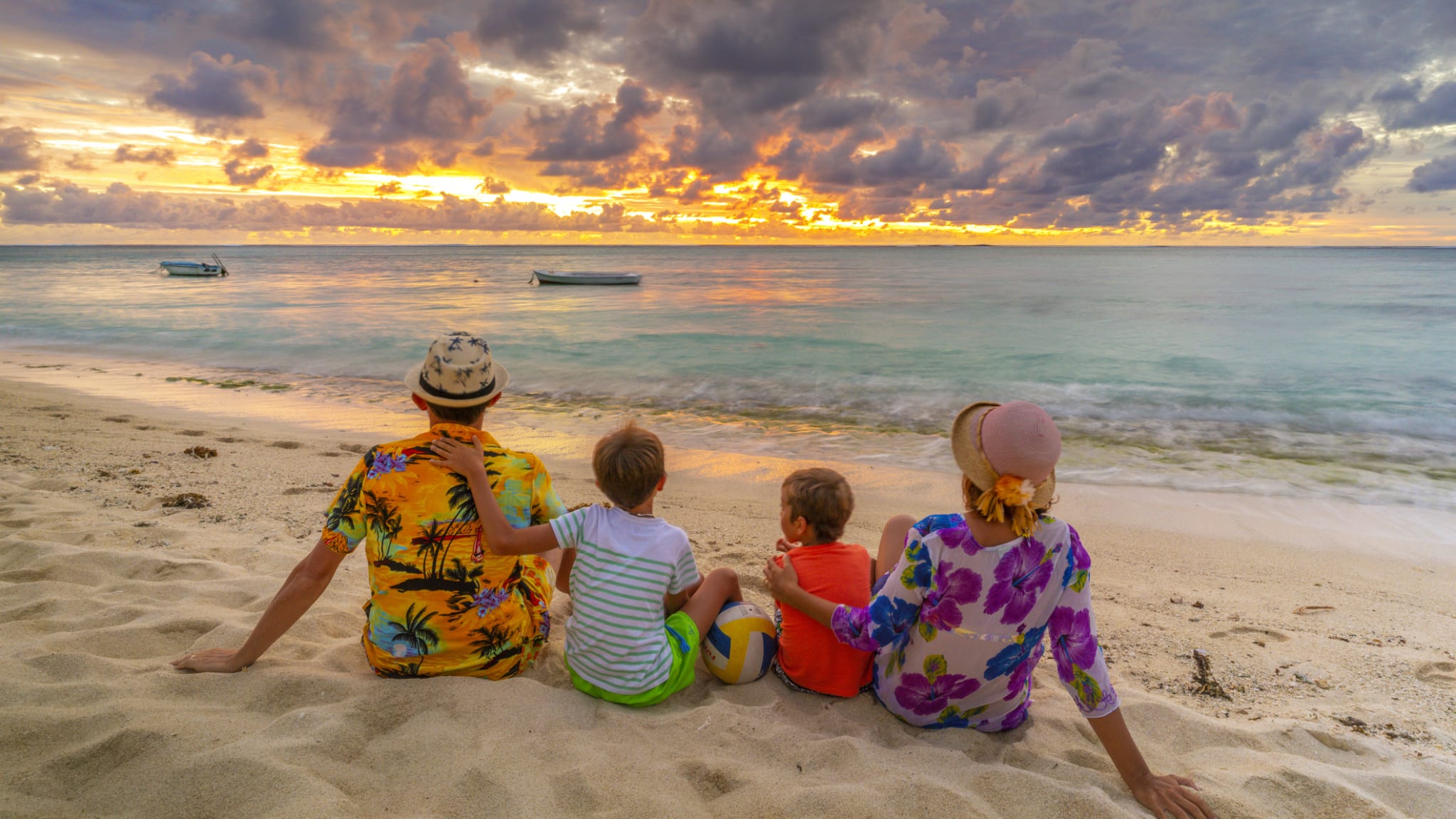 Familie am Strand ©Roberto Moiola / Sysaworld/Moment via Getty Images