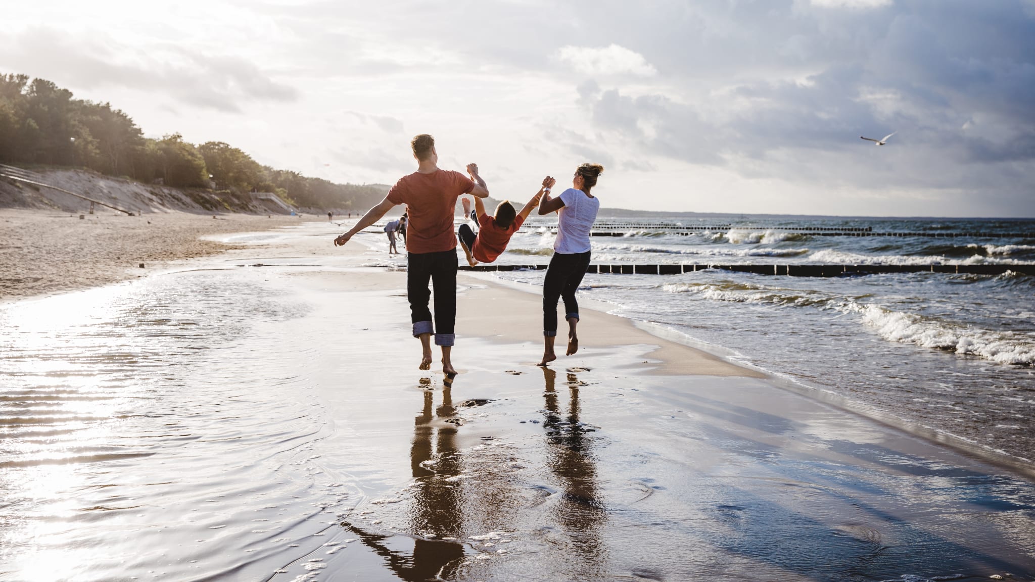 Eine Familie am Ostsee-Strand @ hemminetti - stock.adobe.com