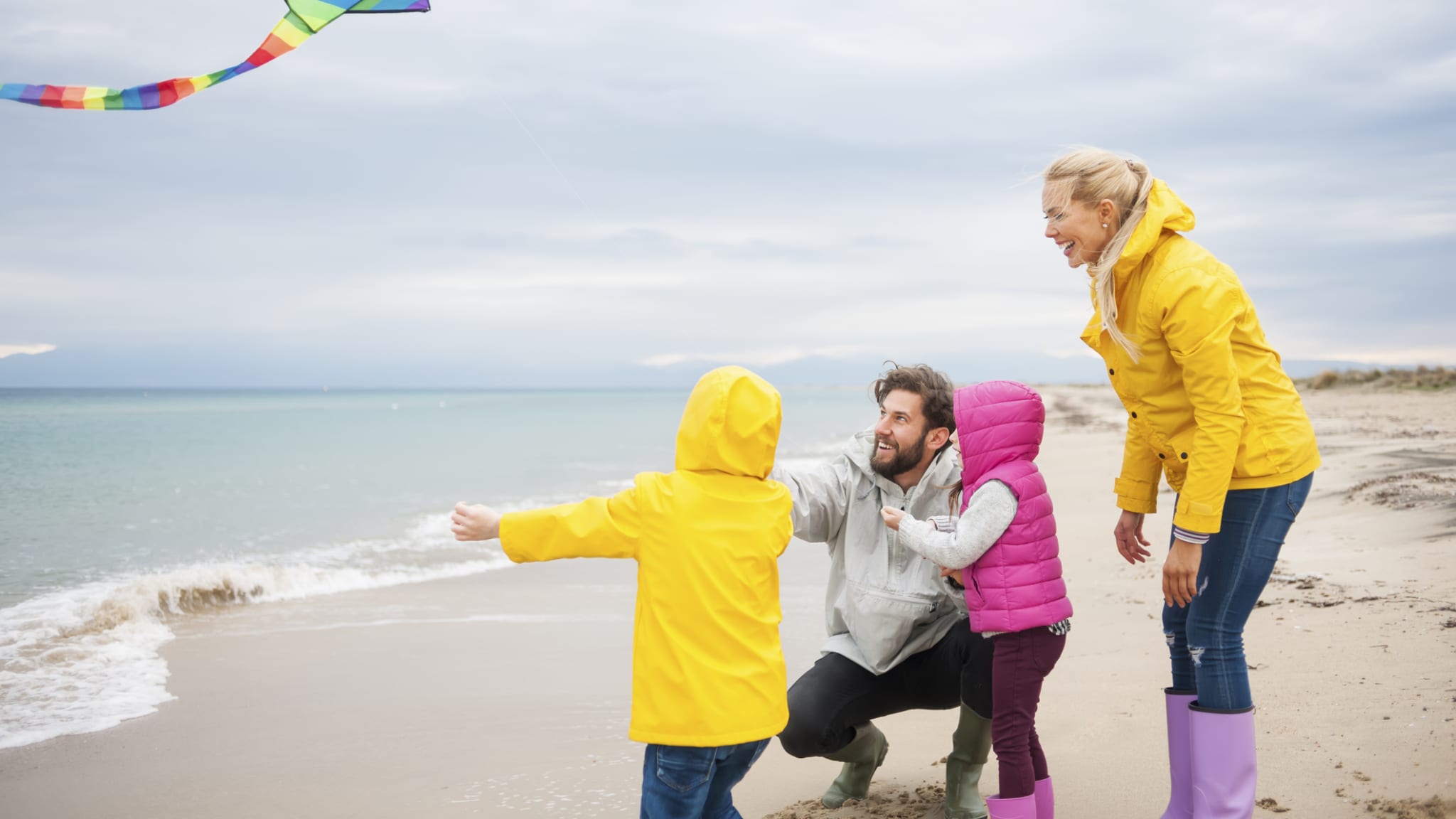 Familie an der Ostsee © Vesnaandjic/E+ via Getty Images