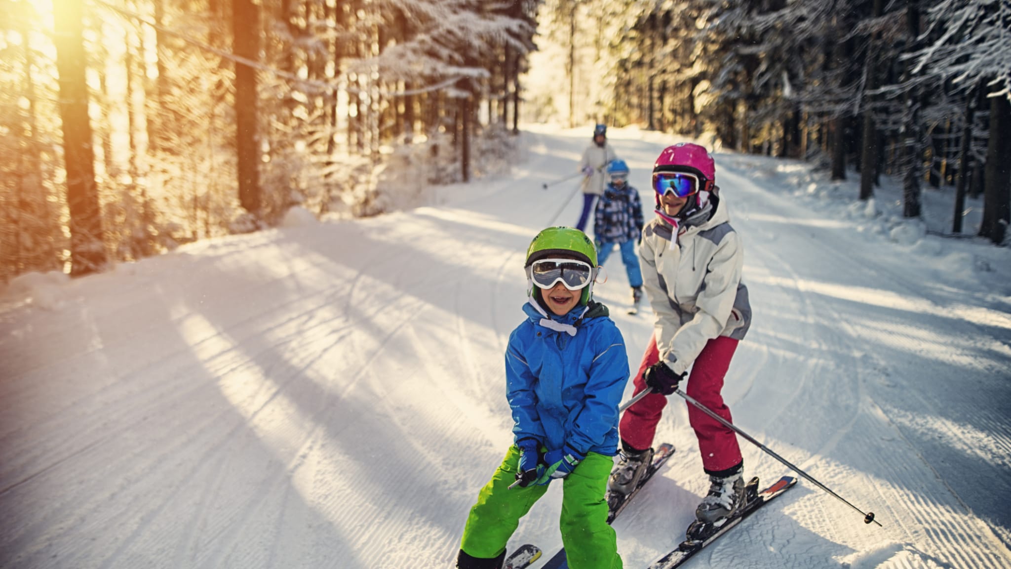 Familie fährt Ski © Imgorthand/E+ iStock / Getty Images Plus via Getty Images