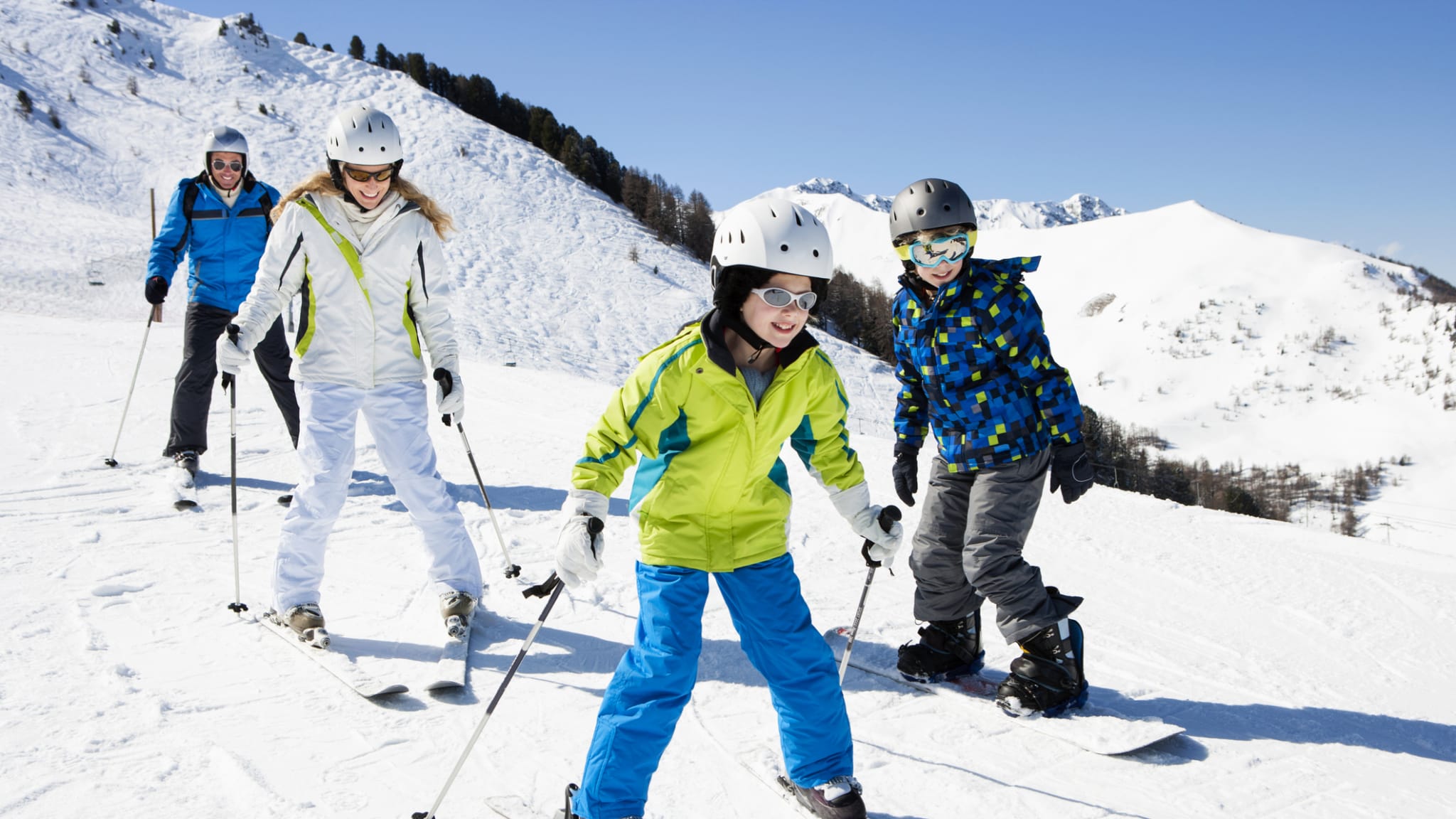 Familie fährt Ski in Bayern © SolStock/E+ via Getty Images