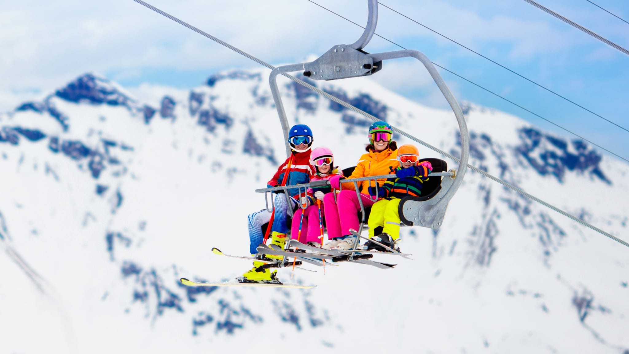 Familie im Skilift in den Bergen ©iStock.com/FamVeld