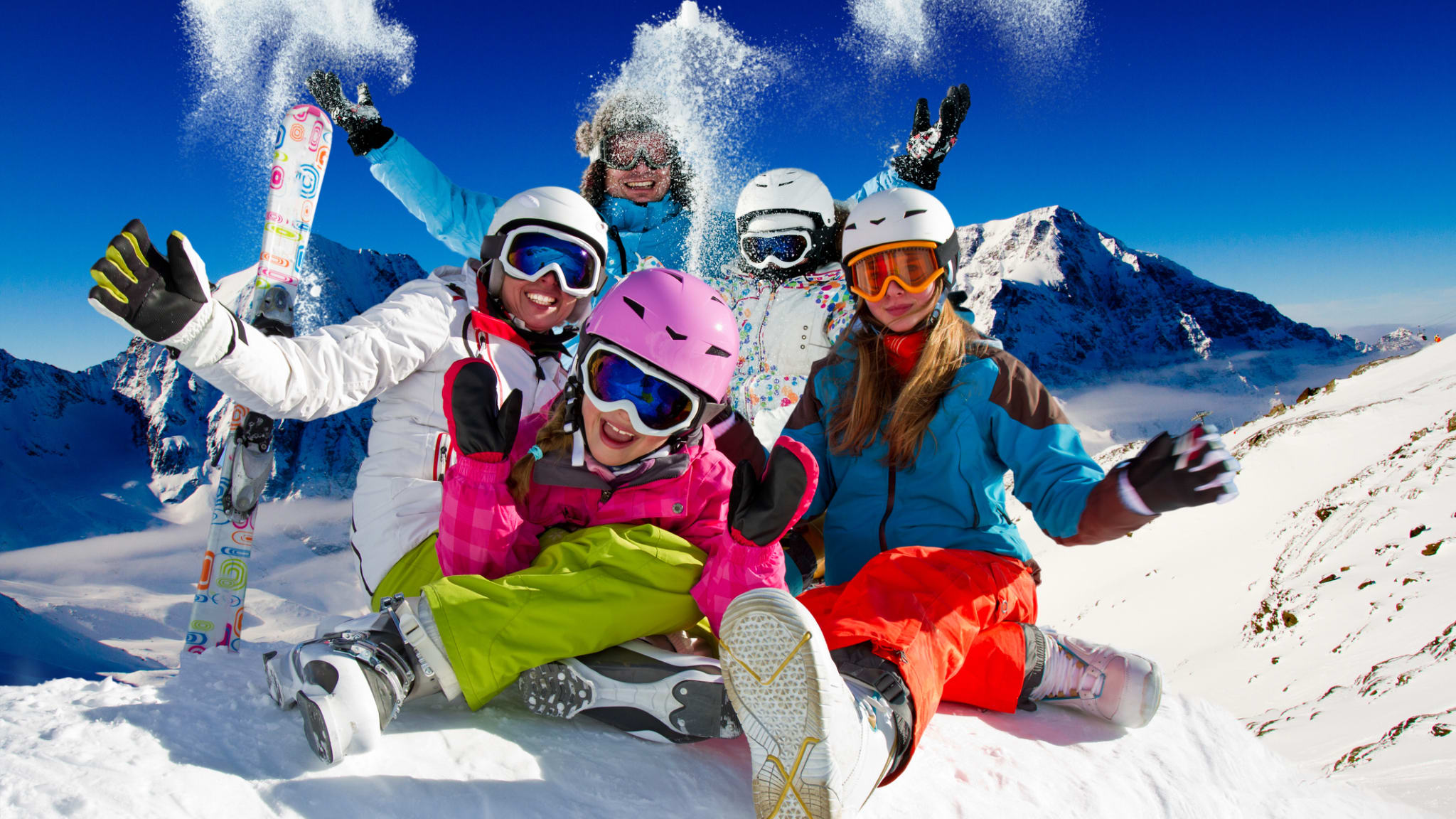 Familie im Skiurlaub in Bayern © wojciech_gajda/iStock / Getty Images Plus via Getty Images