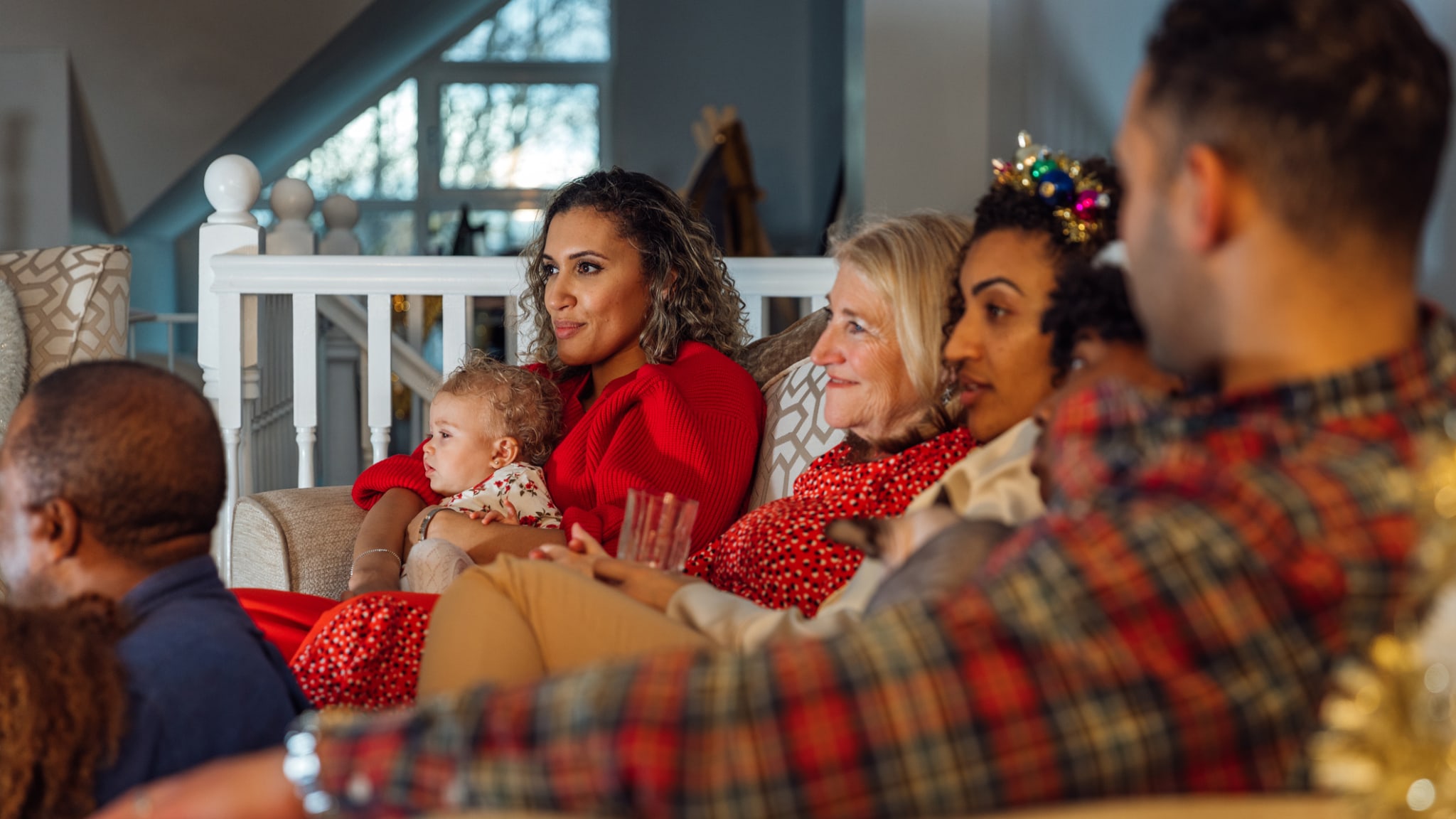 Familie schaut Film an Weihnachten © SolStock/E+ via Getty Images