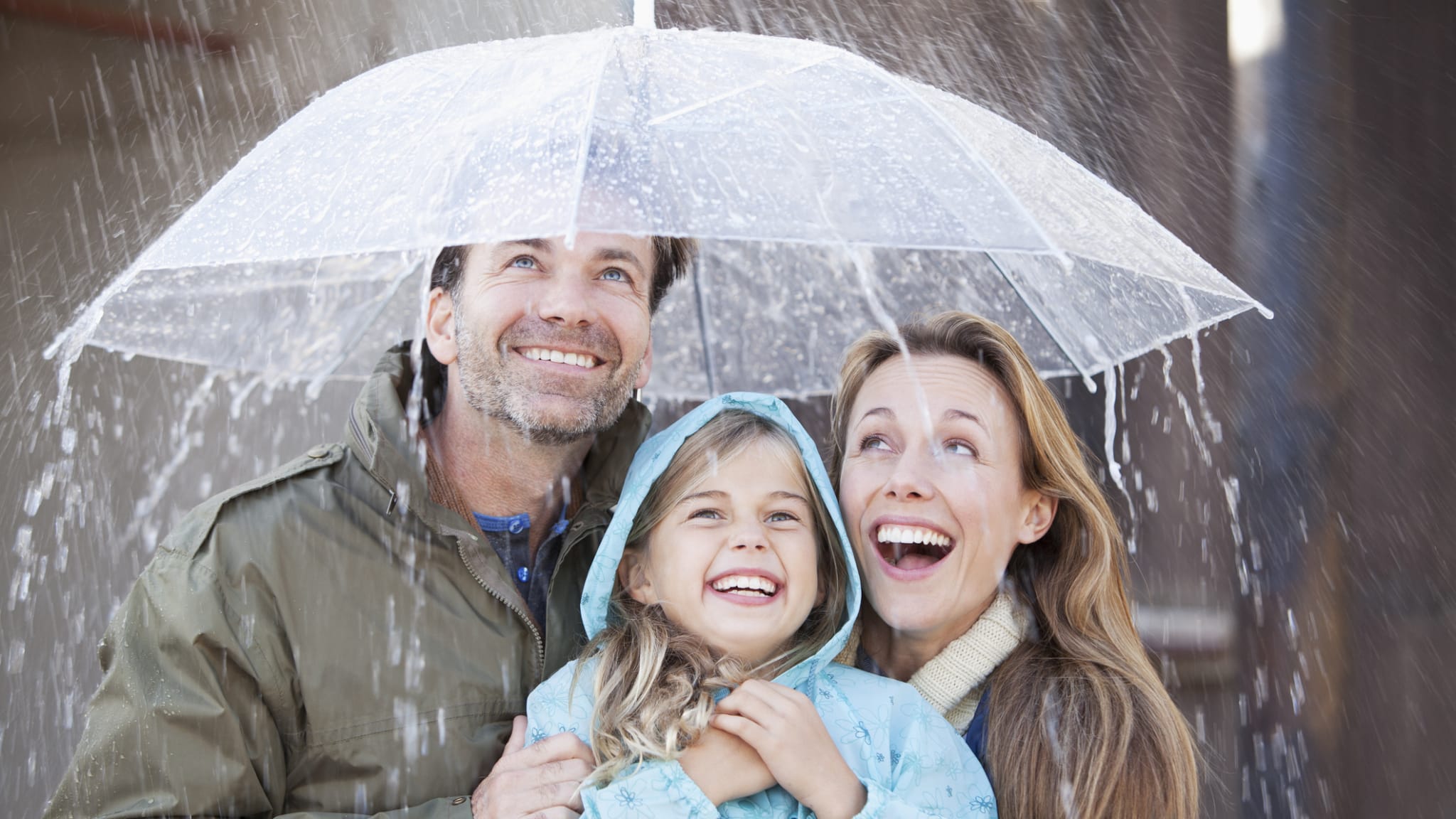 Familie unter Regenschirm © Chris Ryan/iStock / Getty Images Plus via Getty Images