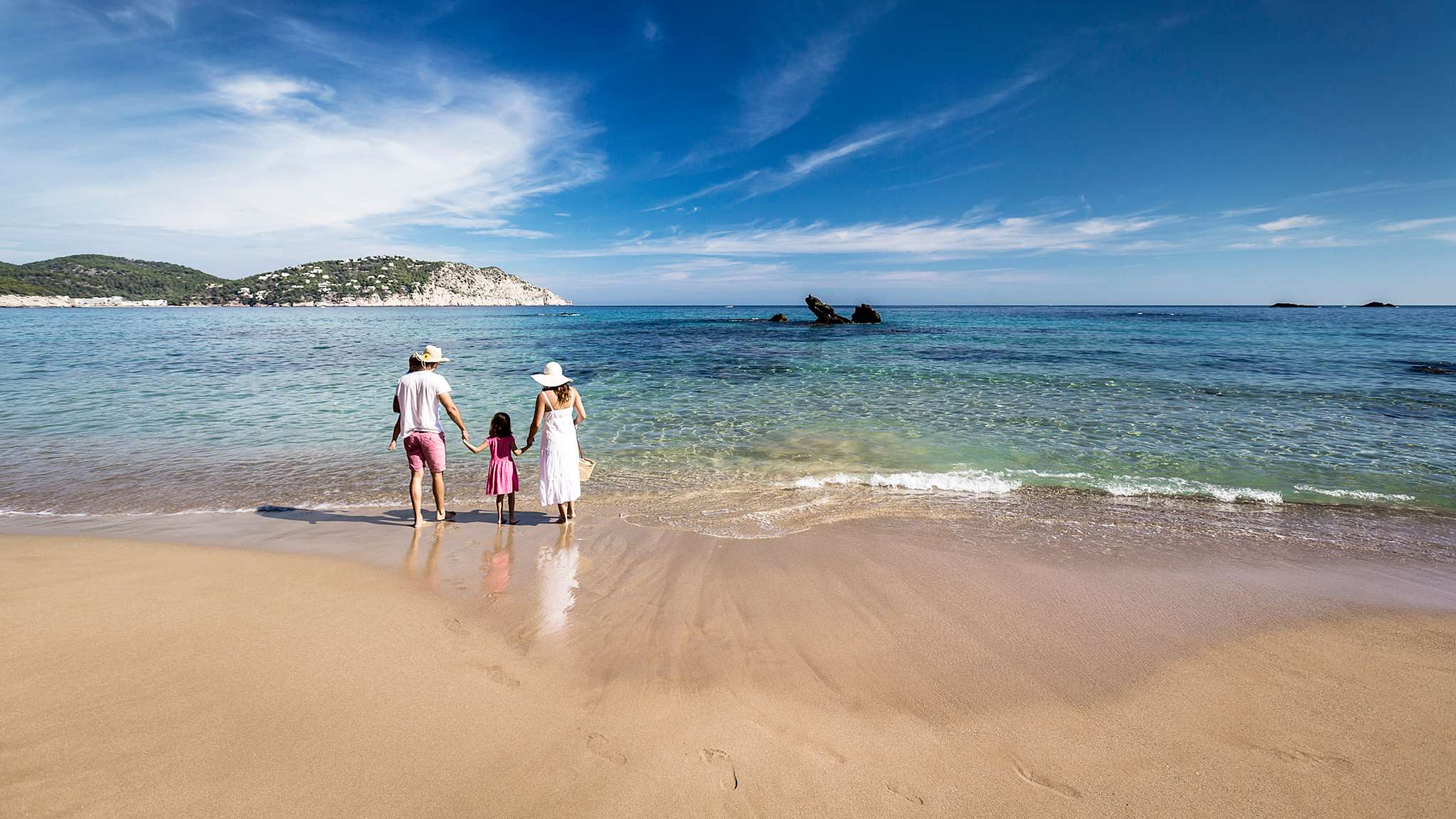 Eine Familie am Strand auf Ibiza