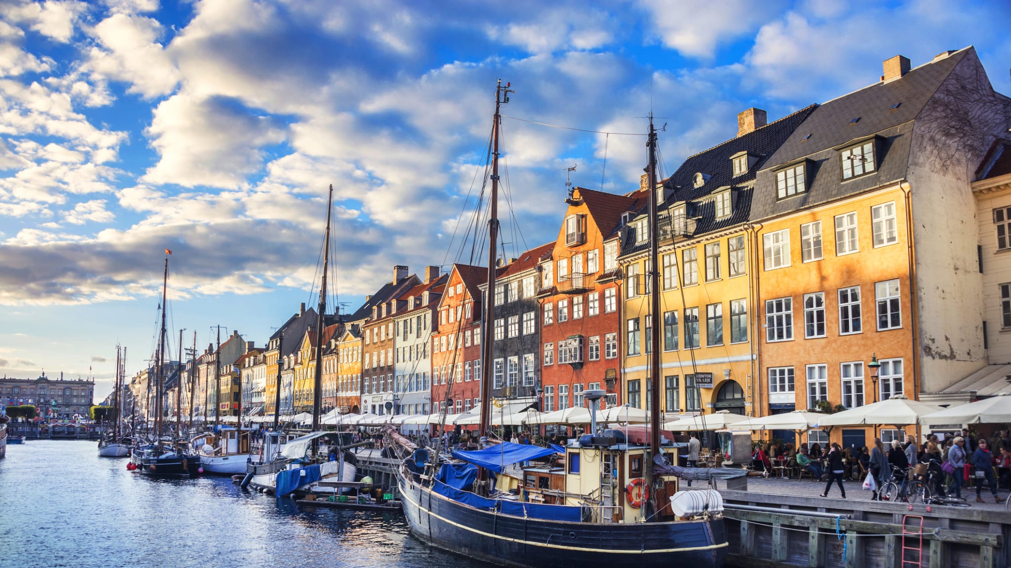 Farbenfrohe traditionelle Häuser in Kopenhagen, Altstadt von Nyhavn © iStock.com/AleksandarGeorgiev