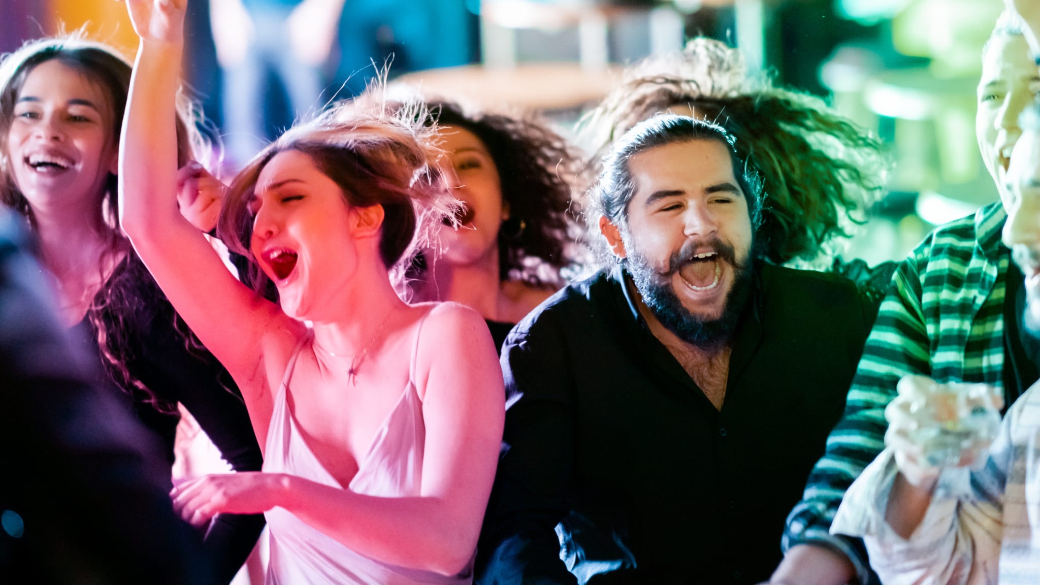 Feiern bei einem Konzert © ZeynepKaya/E+ via Getty Images