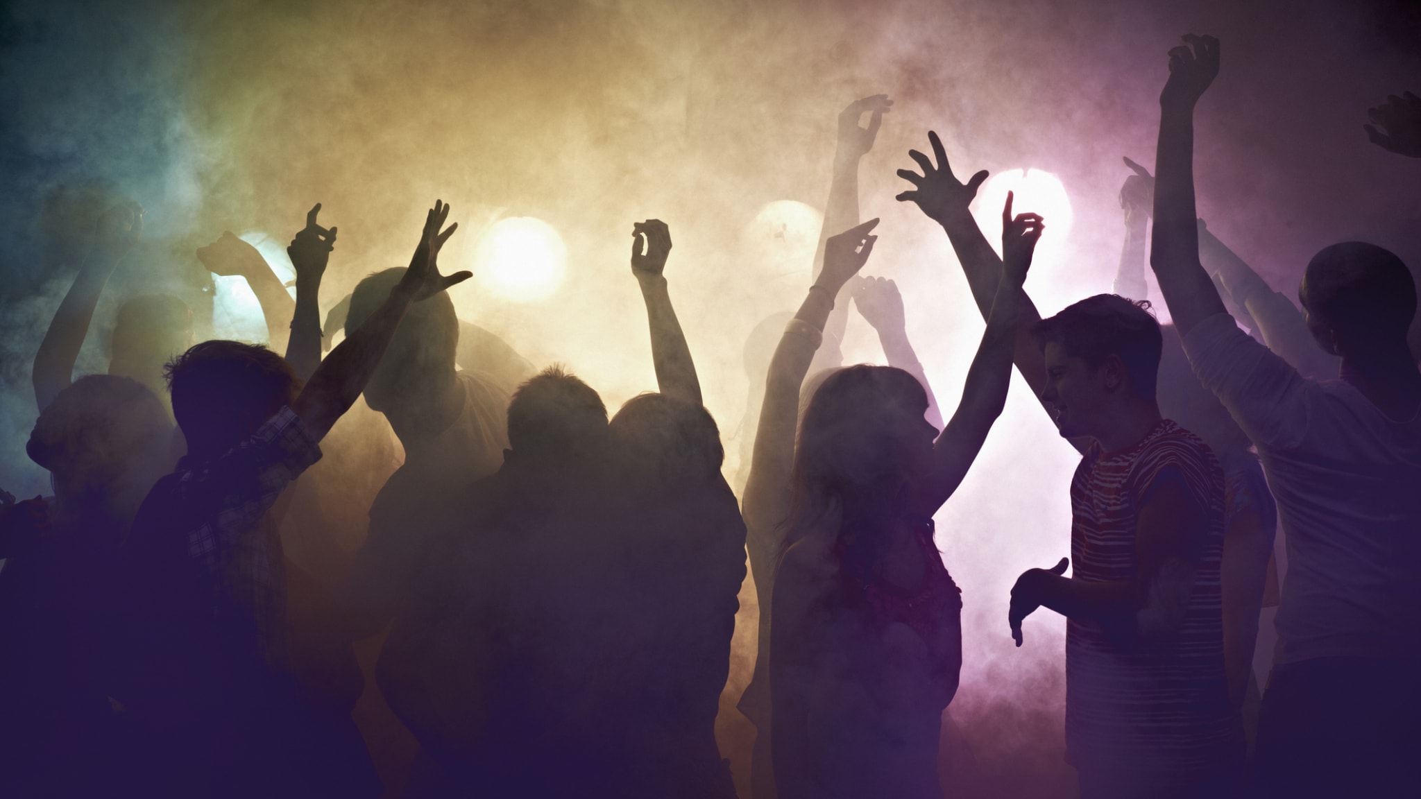 Feiern im Club © Flashpop/DigitalVision via Getty Images