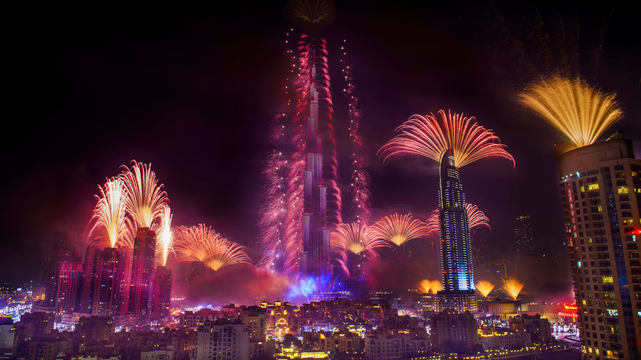 Feuerwerk am Burj Khalifa, Dubai © iStock.com/naufalmq