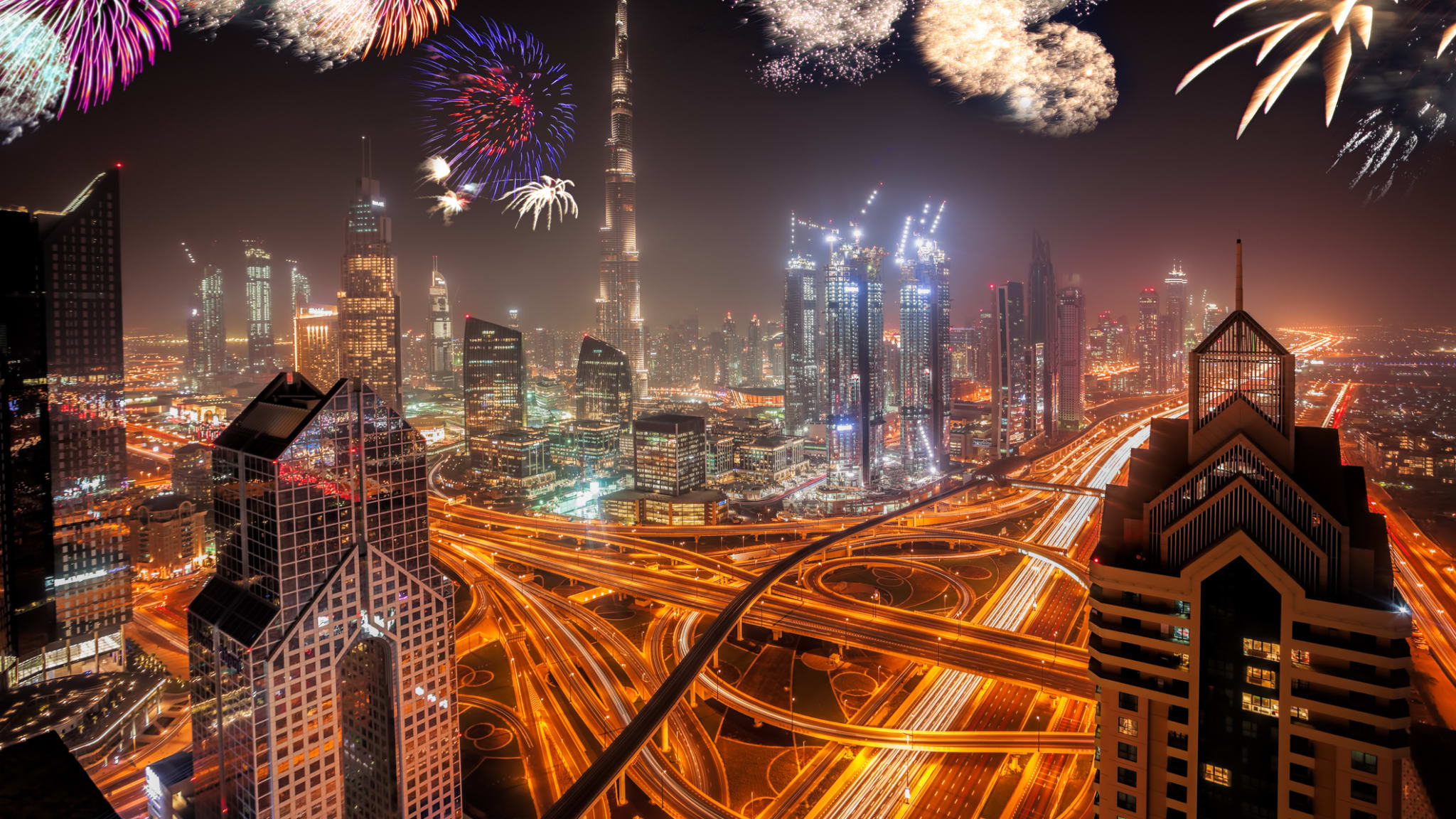 Feuerwerk über Dubais Skyline © iStock.com/extravagantni