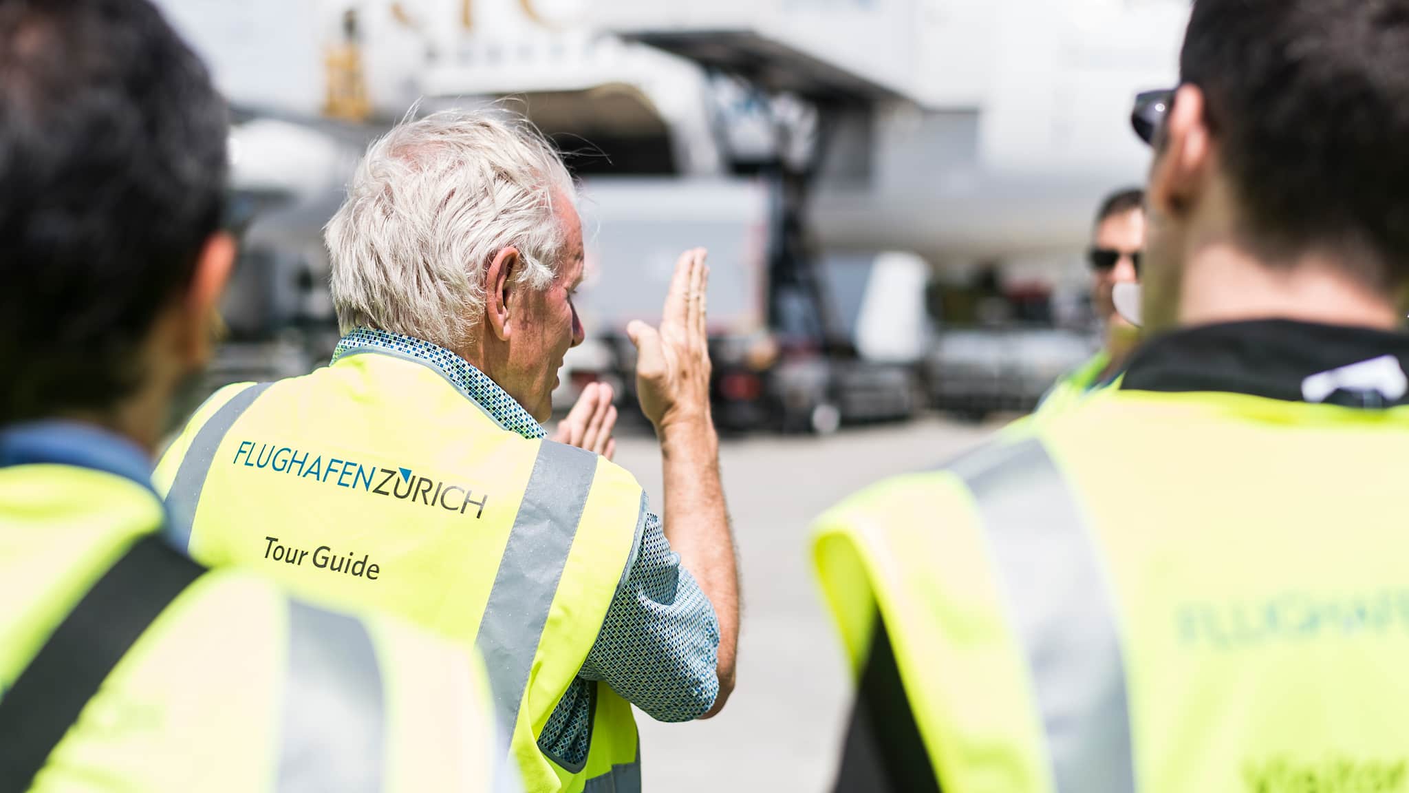 Ein Tourguide in einer Warnweste