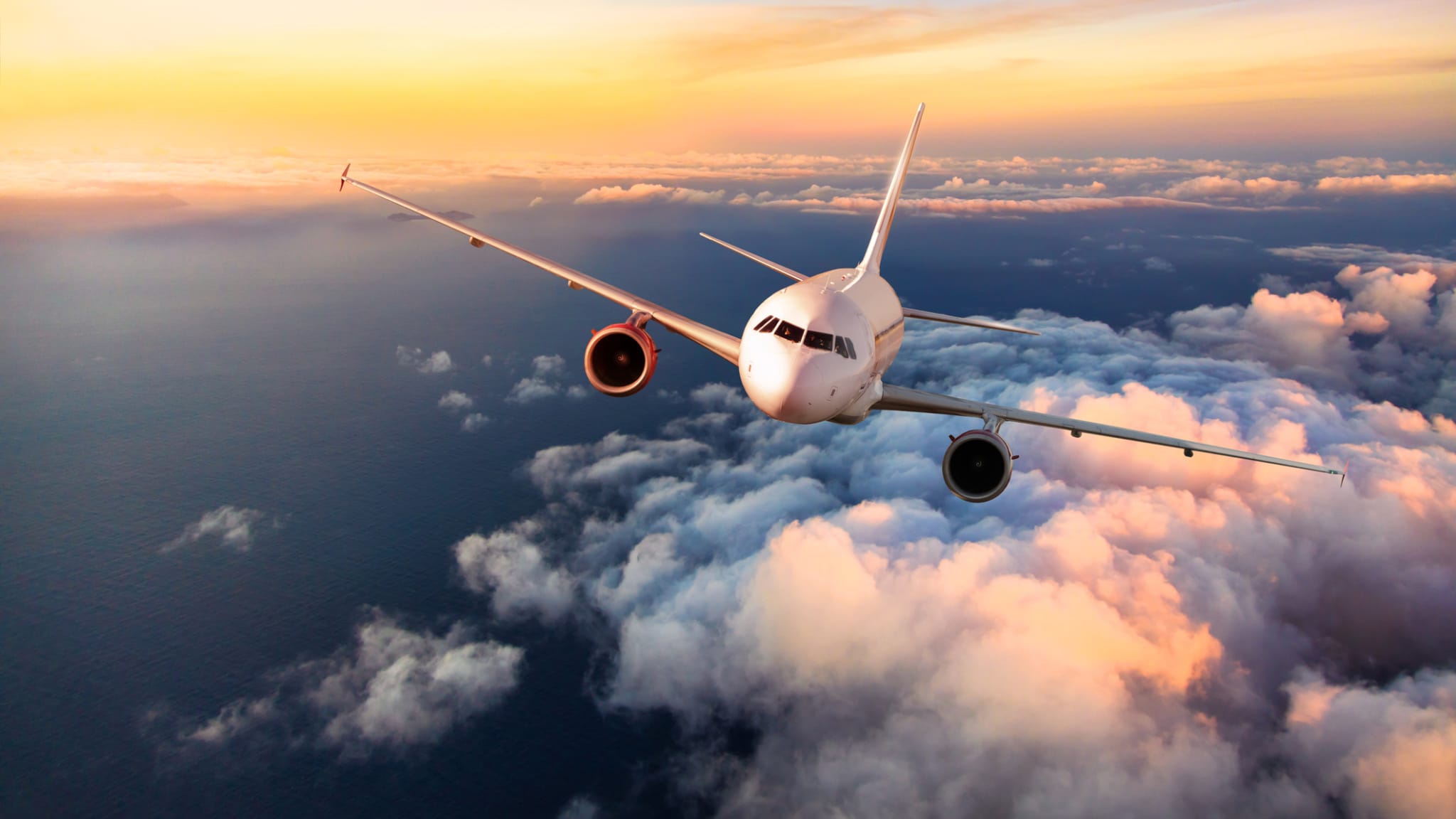 Flugzeug über den Wolken © Jag_cz/iStock / Getty Images Plus via Getty Images