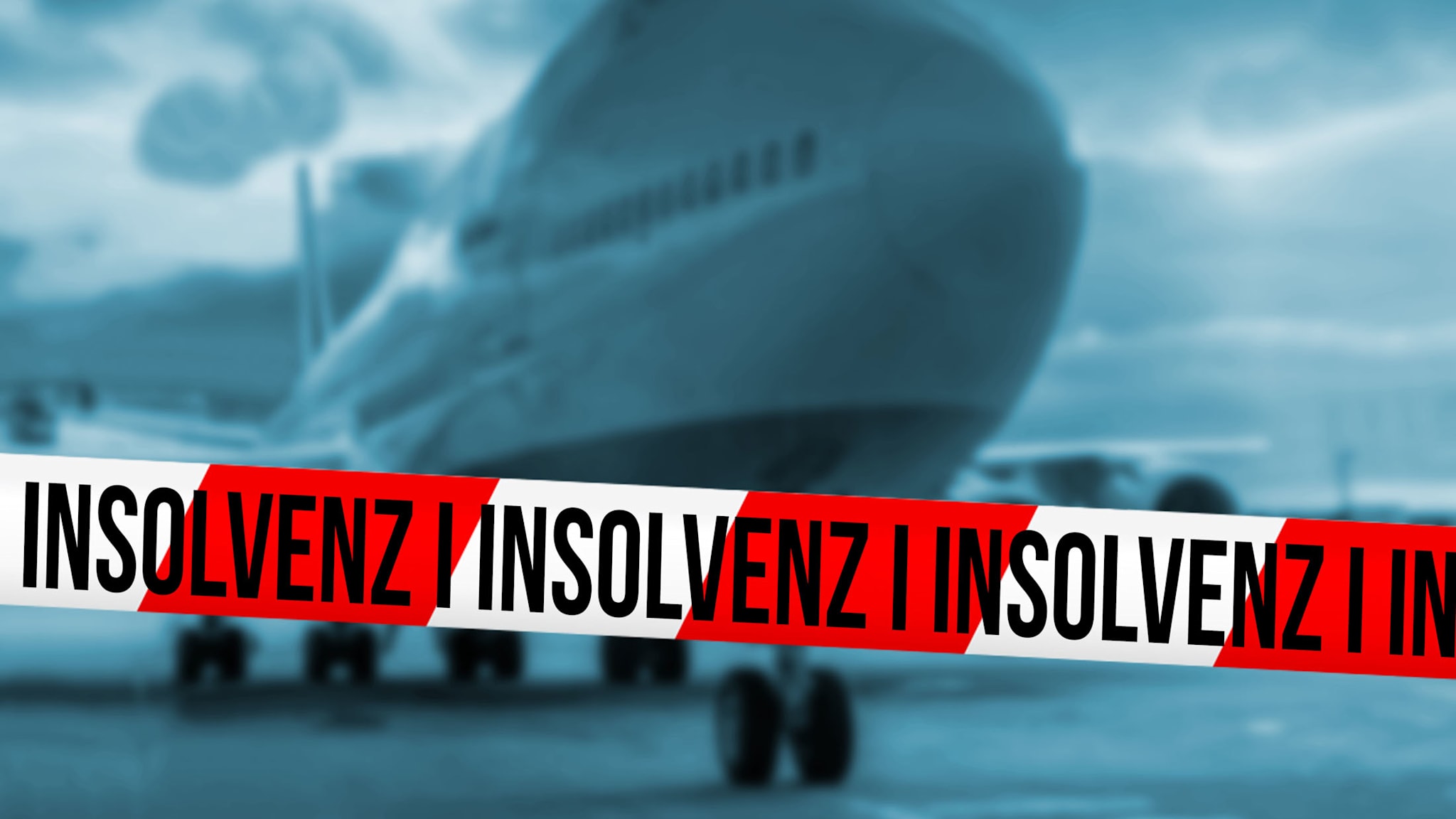 Ein Flugzeug am Flughafen hinter einem rot-weißen Absperrband mit der Aufschrift „Insolvenz“, Symbol für eine Airline-Pleite und die Folgen für Passagiere.