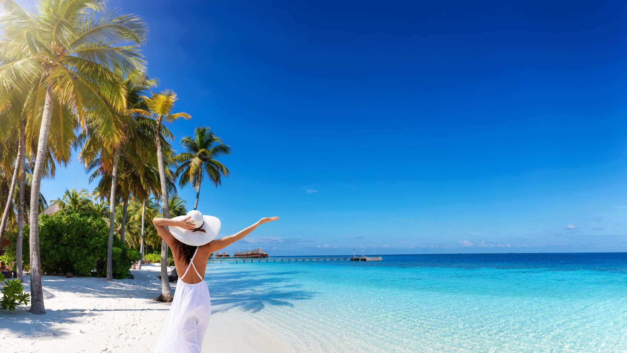 Frau am Strand, Malediven © SHansche/iStock / Getty Images Plus via Getty Images