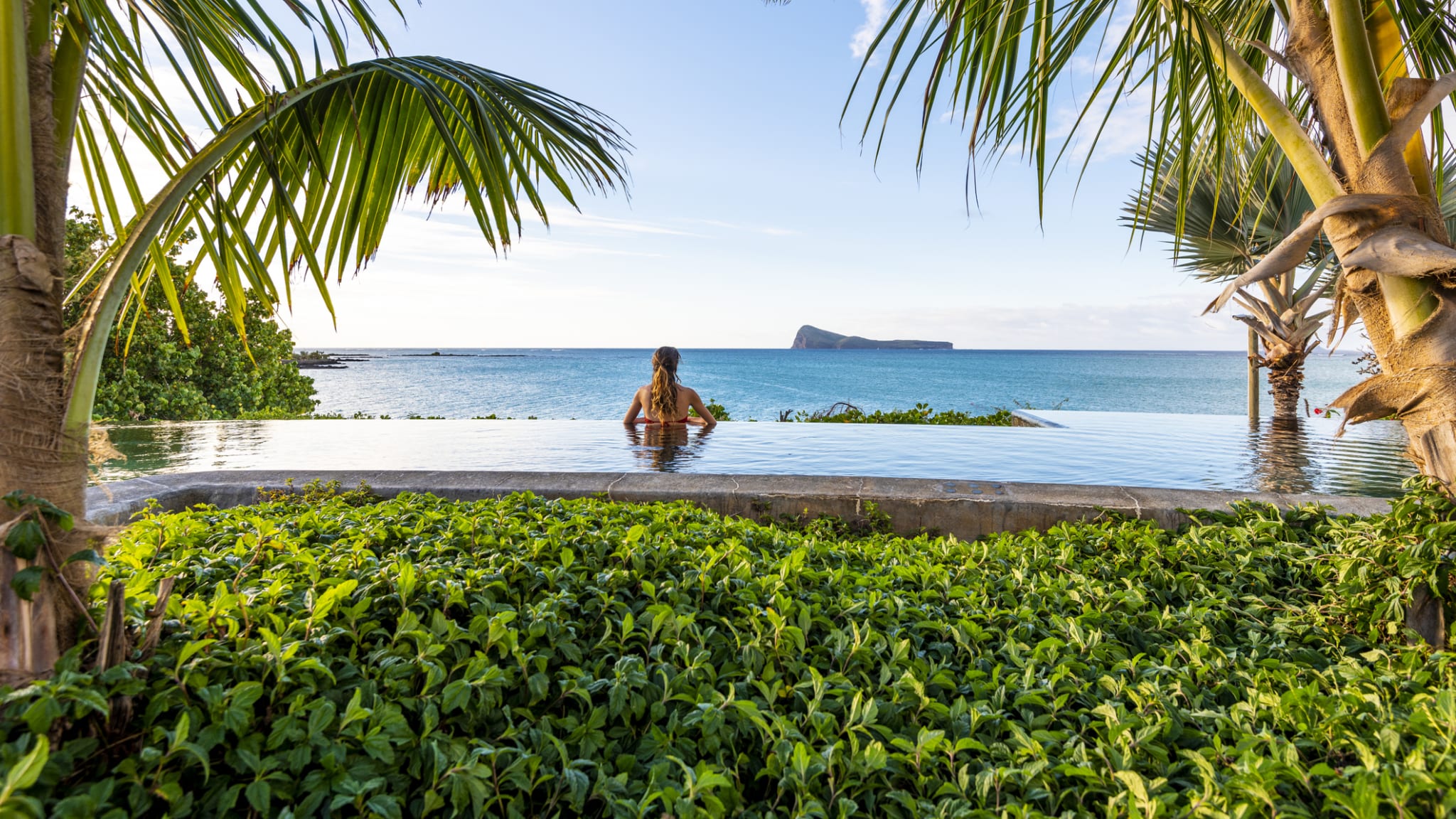 Frau in einem Pool auf Mauritius © Andrea Comi/Moment via Getty Images
