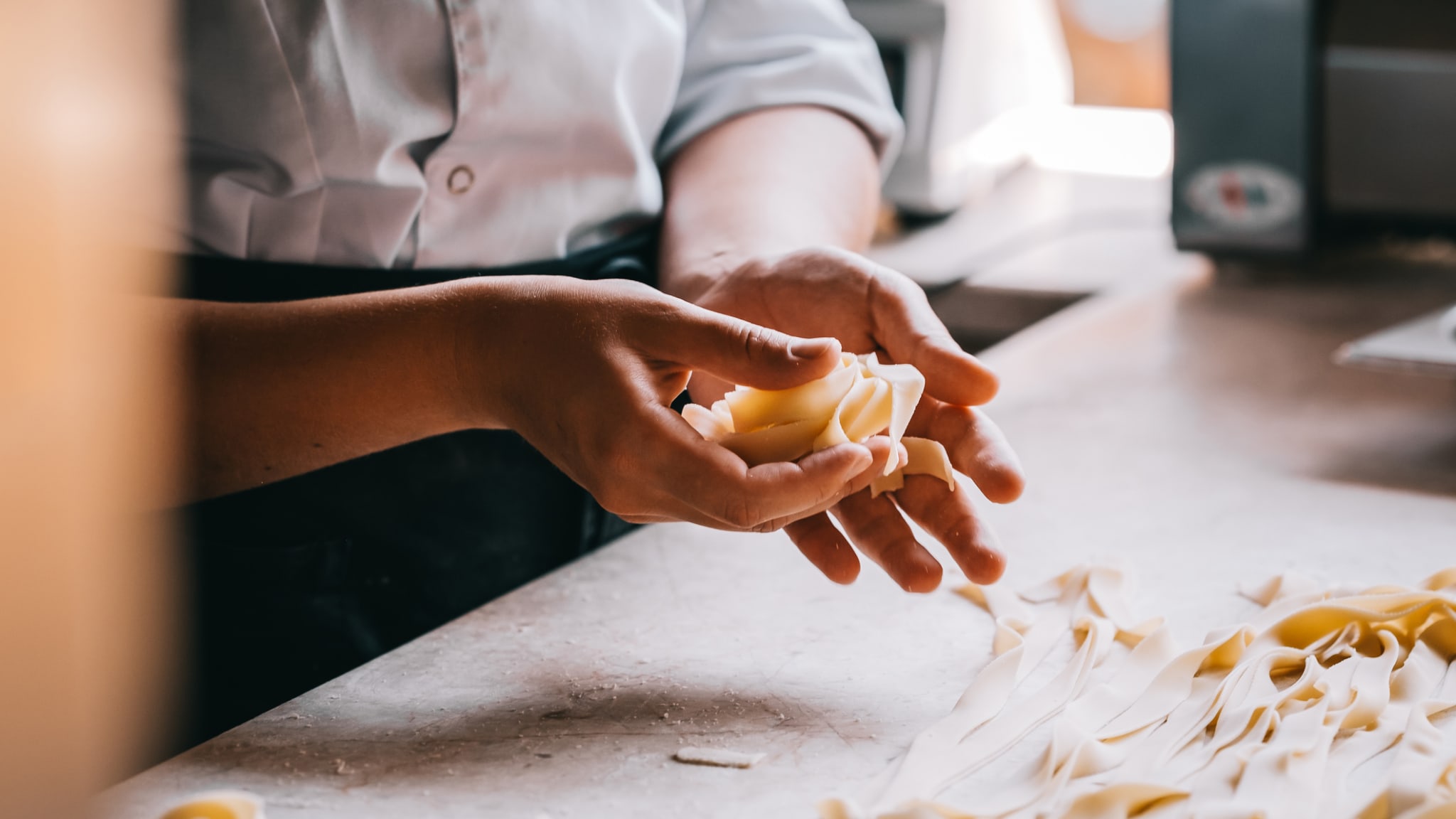 Frau macht selbst Pasta © JulyProkopiv/iStock / Getty Images Plus via Getty Images
