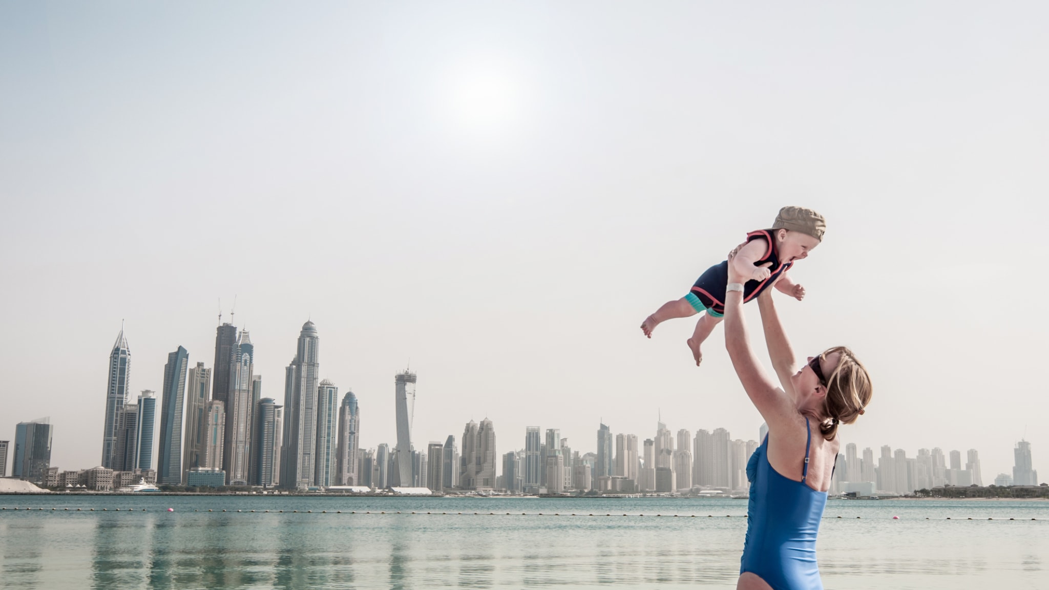 Frau mit Kind, Dubai © ImageGap/iStock / Getty Images Plus via Getty Images