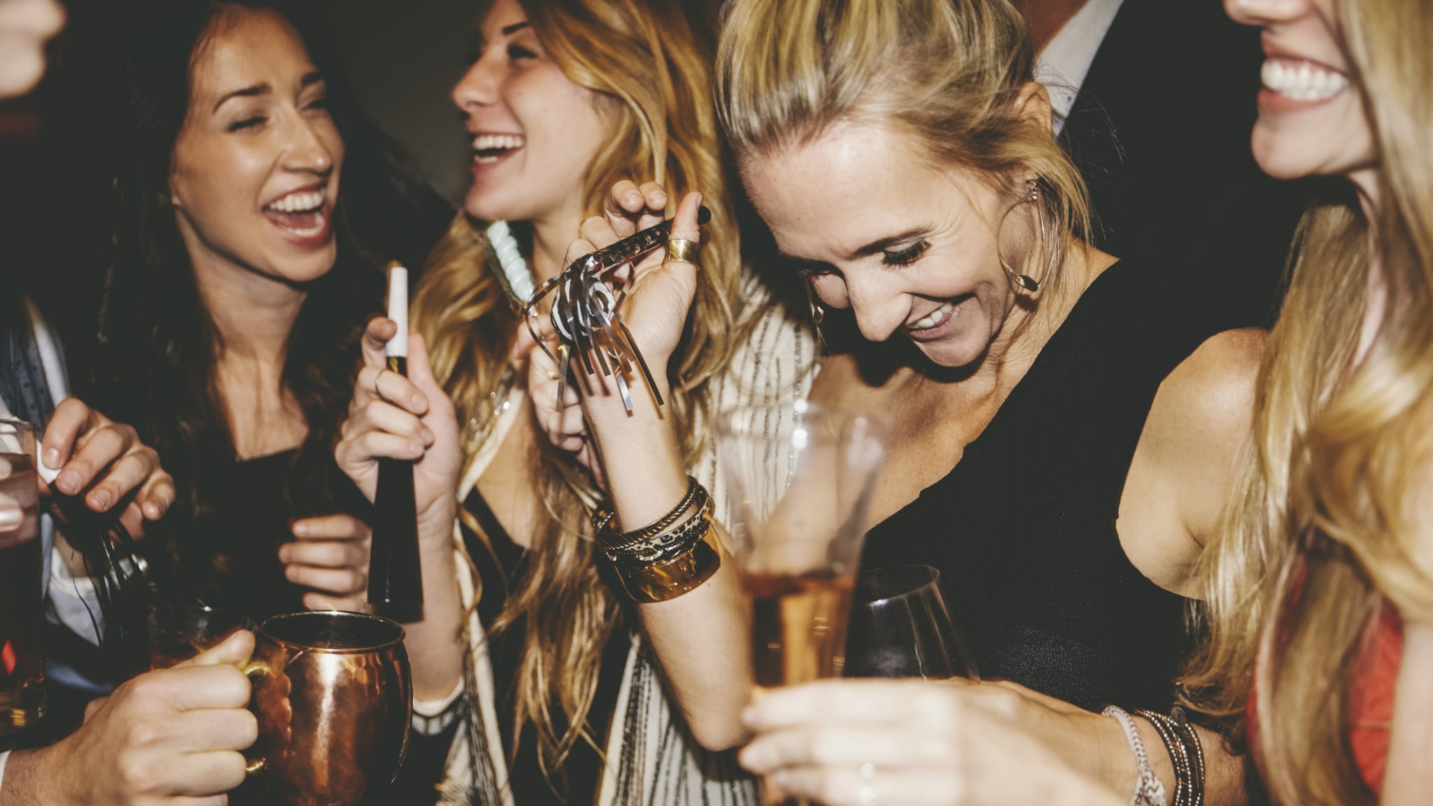 Frauen haben Spaß im Club © The Good Brigade/DigitalVision via Getty Images