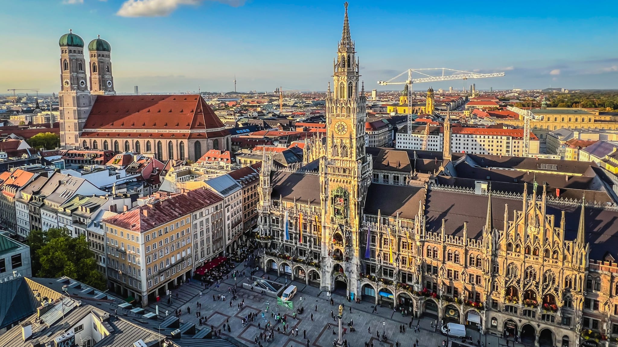 Frauenkirche und Rathaus München © mbell/Moment via Getty Images