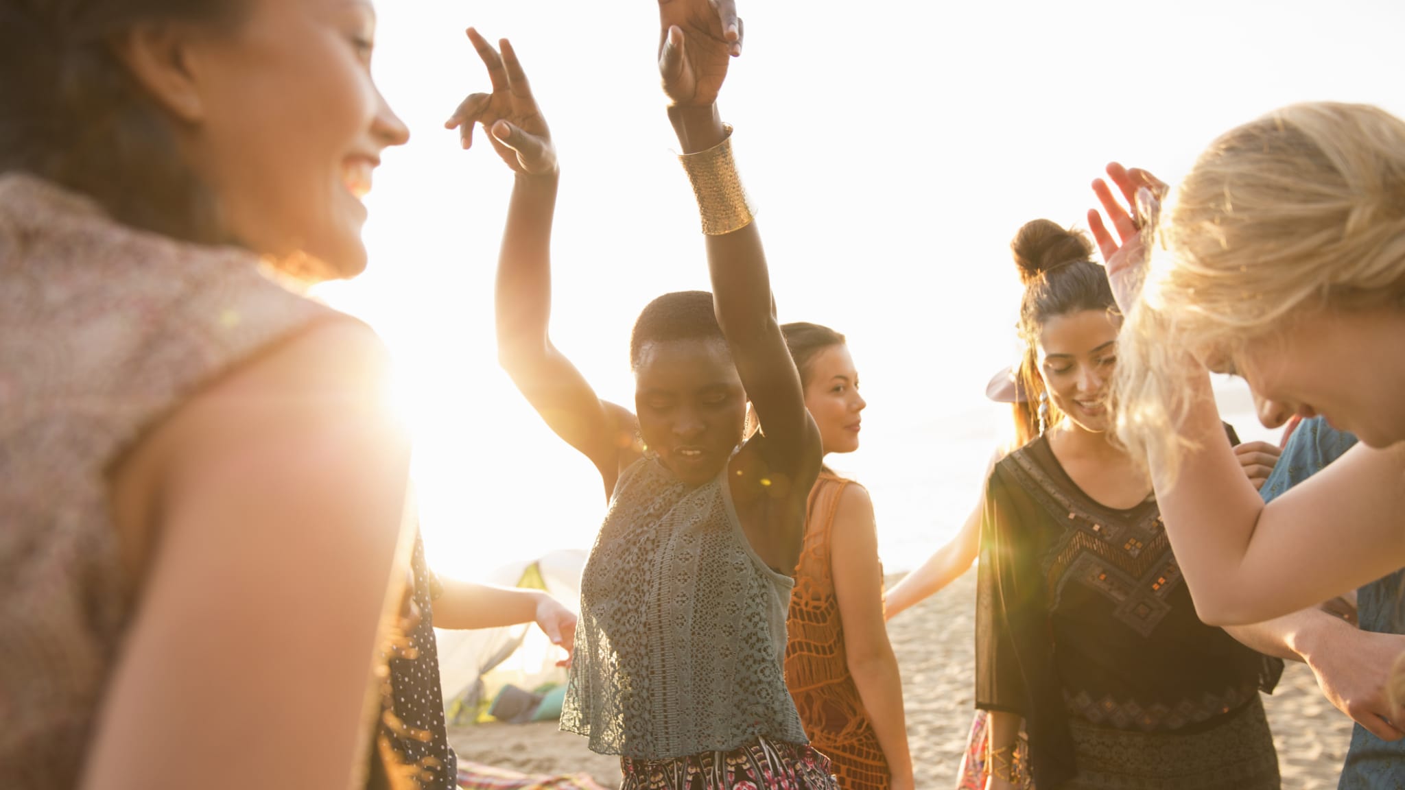 Freunde am Strand ©Compassionate Eye Foundation/Hero Images/DigitalVision via Getty Images