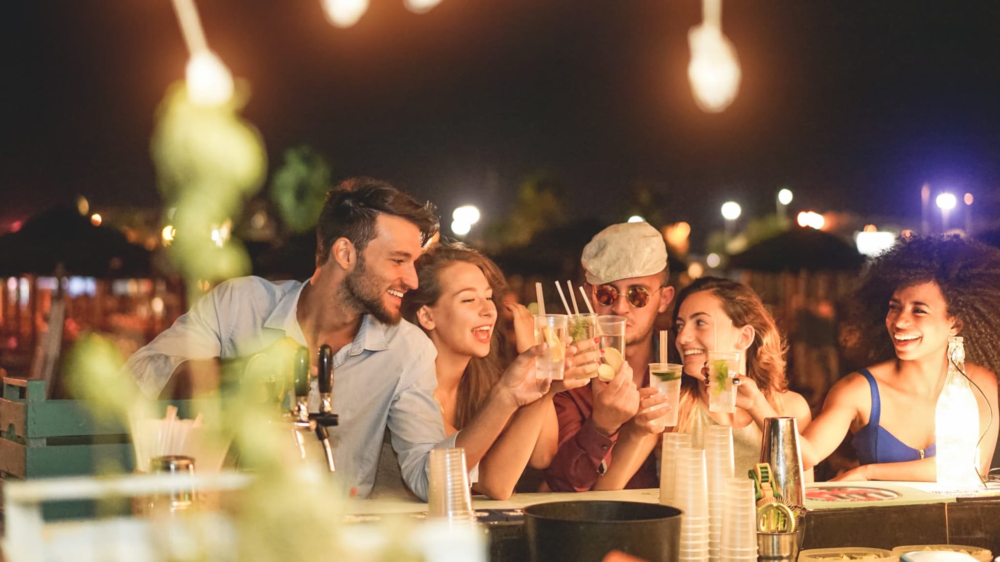 Freunde genießen den Abend gemeinsam, Italien © DisobeyArt/iStock / Getty Images Plus via Getty Images
