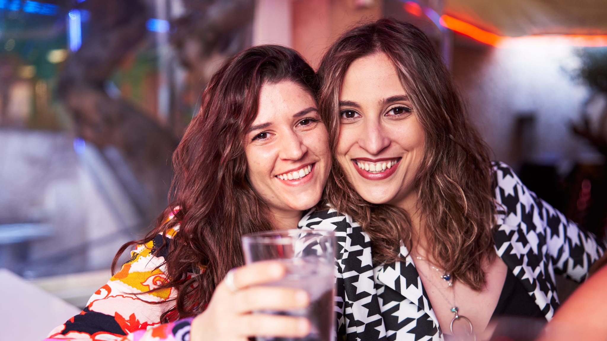Freundinnen haben in einem Club Spaß. © Daniel Lozano Gonzalez/Moment via Getty Images