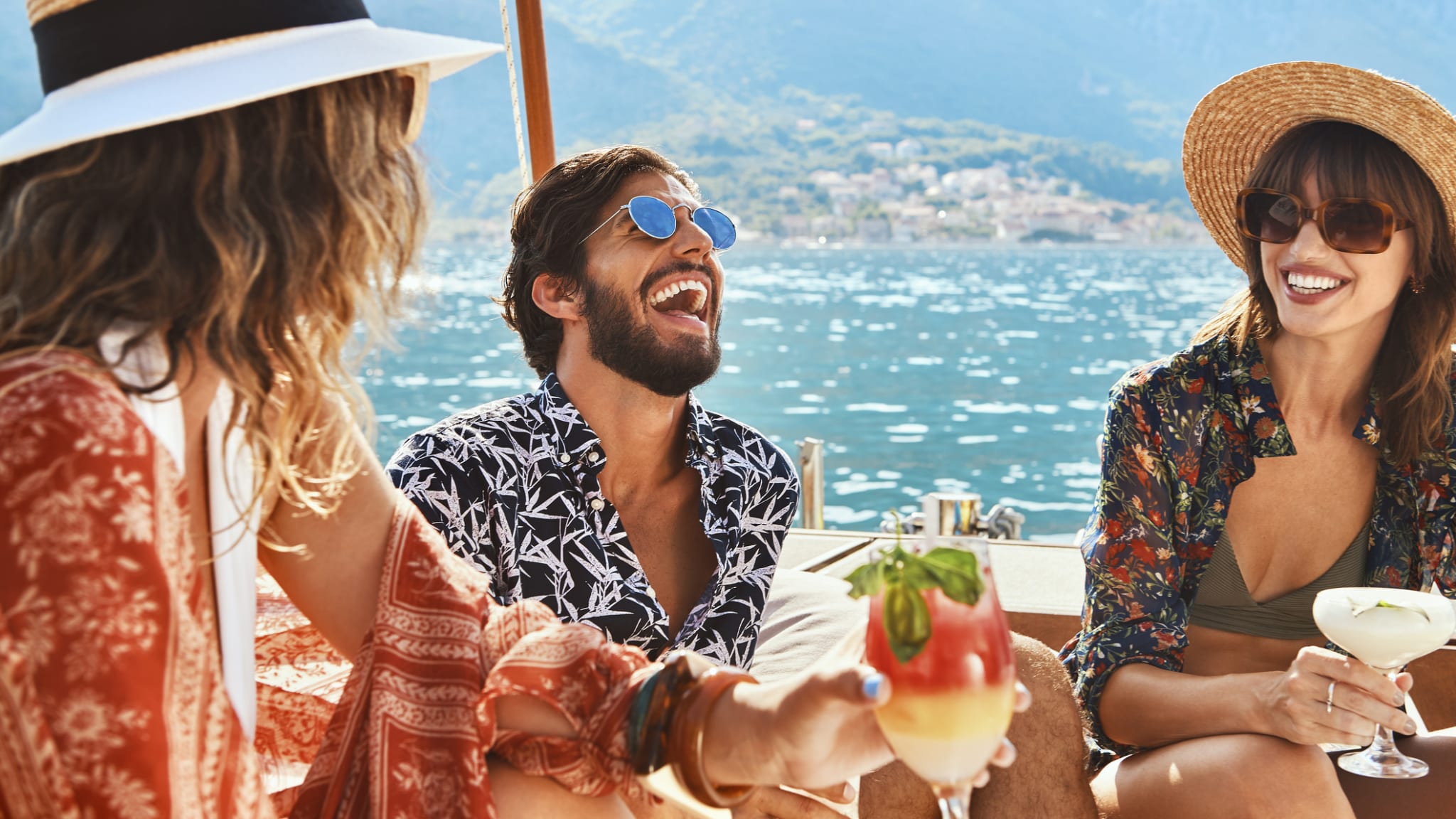 Freunde lachen gemeinsam auf einem Boot © DaniloAndjus/E+ via Getty Images