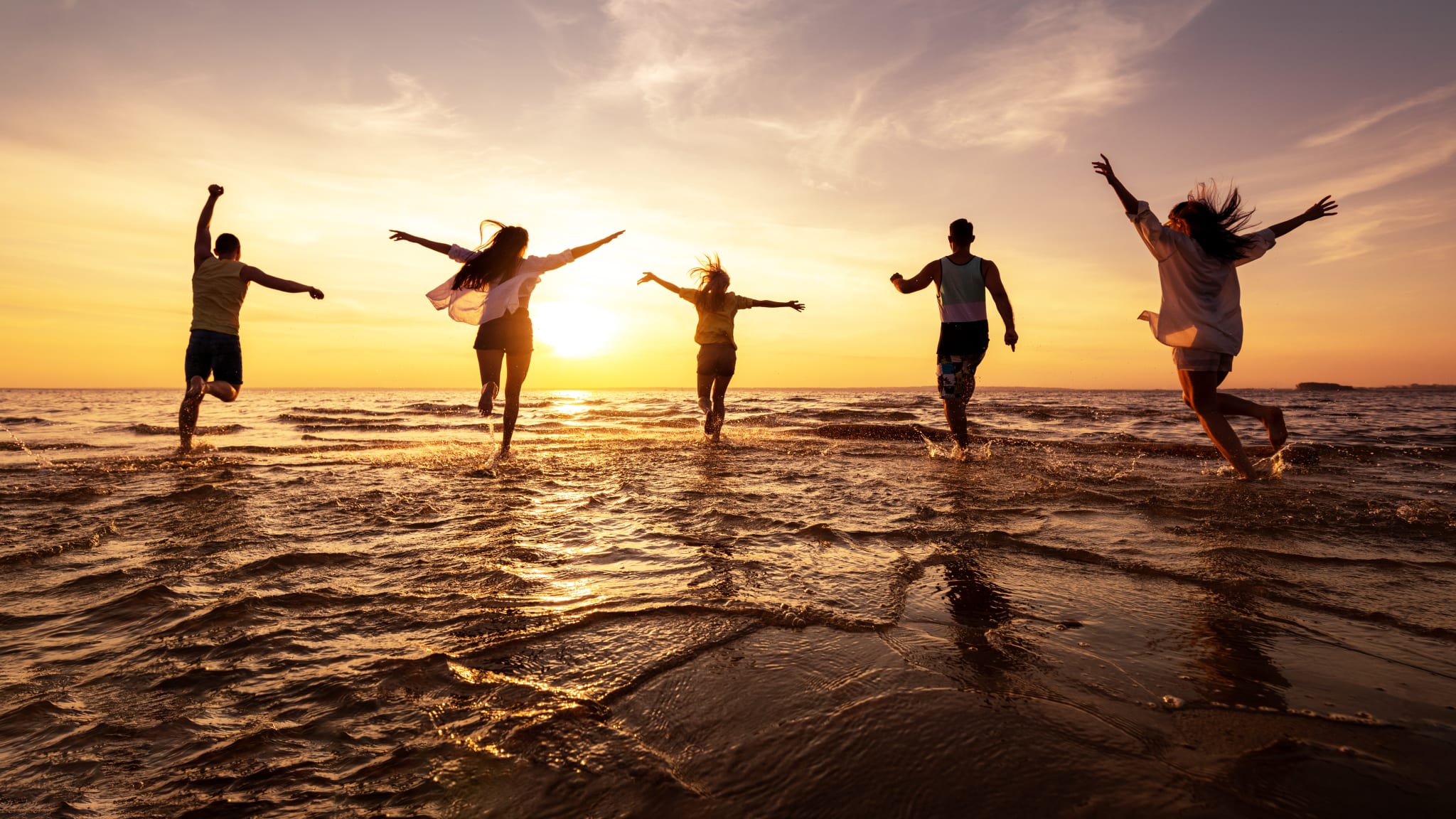 Freunde, Strand, Sonnenuntergang © cppzone - stocl.adobe.com