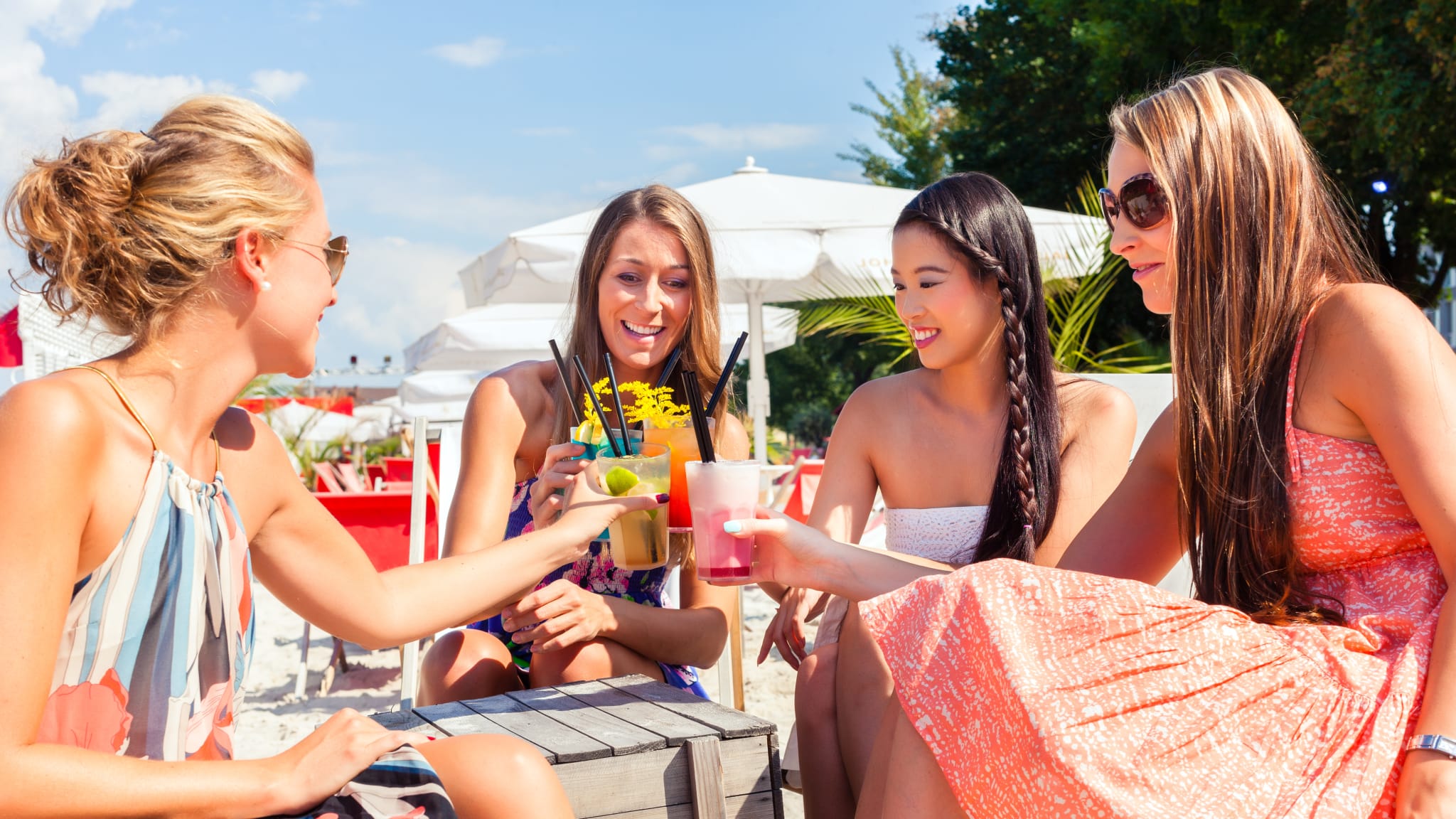 Freundinnen trinken Cocktails in Beachbar © Kzenon - stock.adobe.com