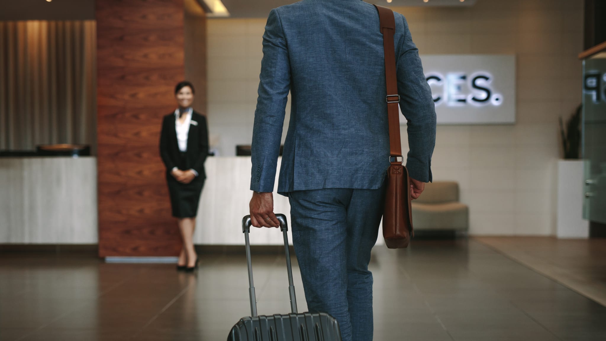 Geschäftsmann in Hotellobby © jacoblund/iStock / Getty Images Plus via Getty Images