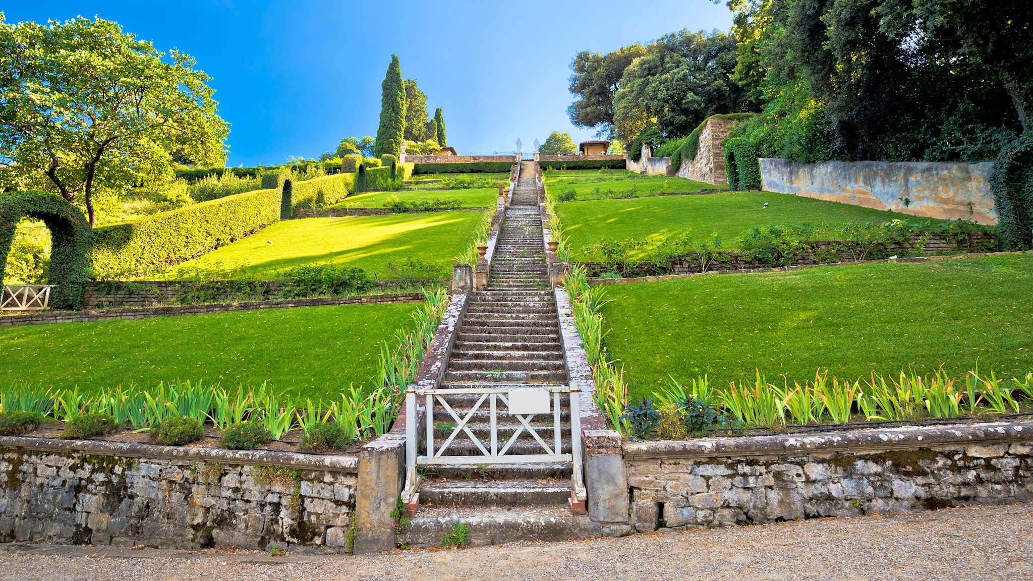 Eine Steintreppe führt durch den stufenartig am Berg angelegten Giardino Bardini in Florenz hoch.