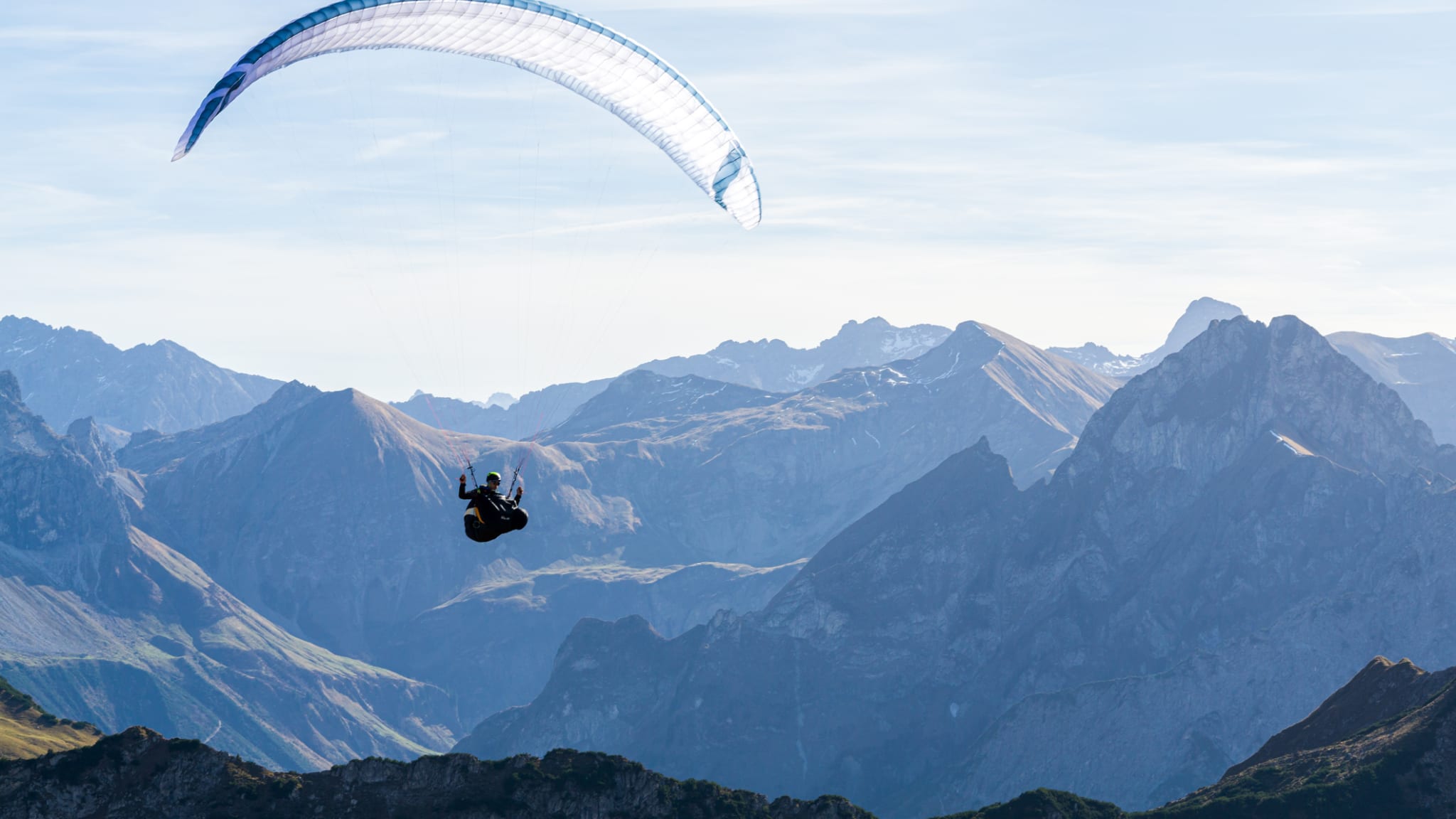 Gleitschirmflug über den Bayerischen Alpen © Drepicter/iStock Editorial / Getty Images Plus via Getty Images