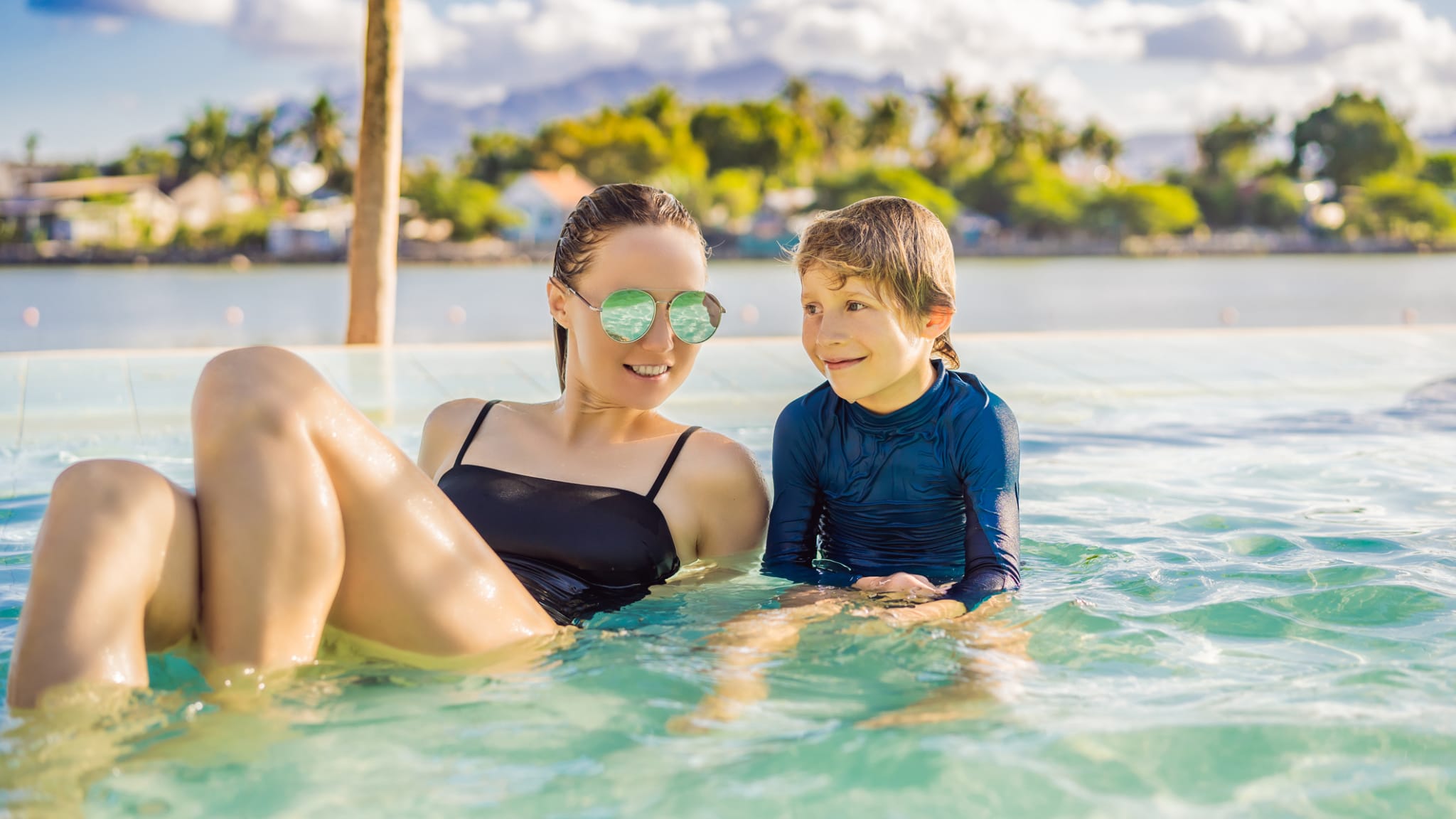 Glückliche Familie, die sich im Sommerurlaub entspannt ©iStock.com/galitskaya