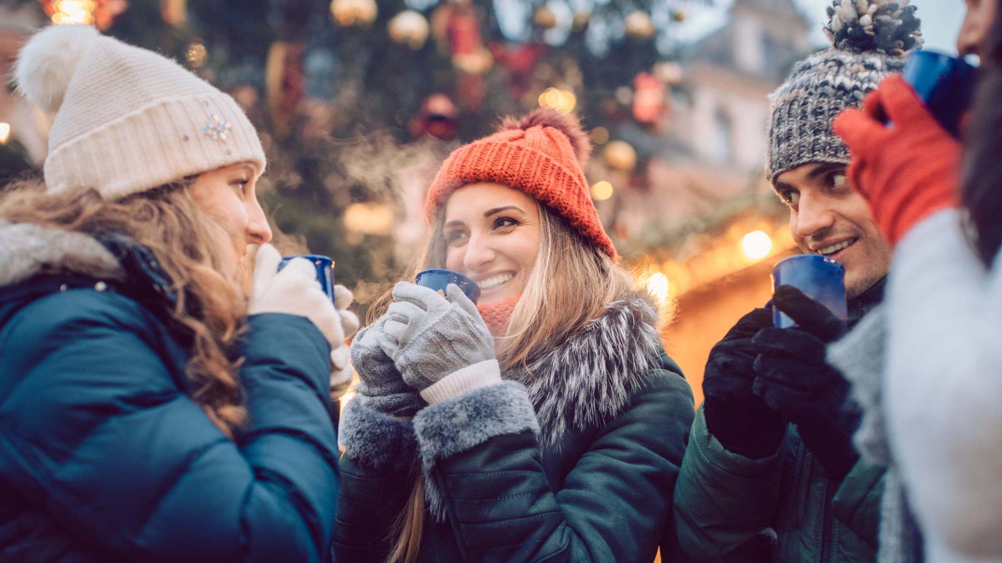 Glühwein trinken auf Weihnachtsmarkt in Lübeck © kzenon/iStock / Getty Images Plus via Getty Images