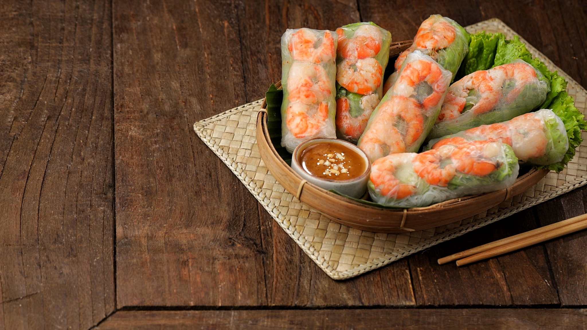 Eine Schalle voller vietnamesischer Gỏi cuốn Frühlingsrollen mit sichtbaren Garnelen darin.