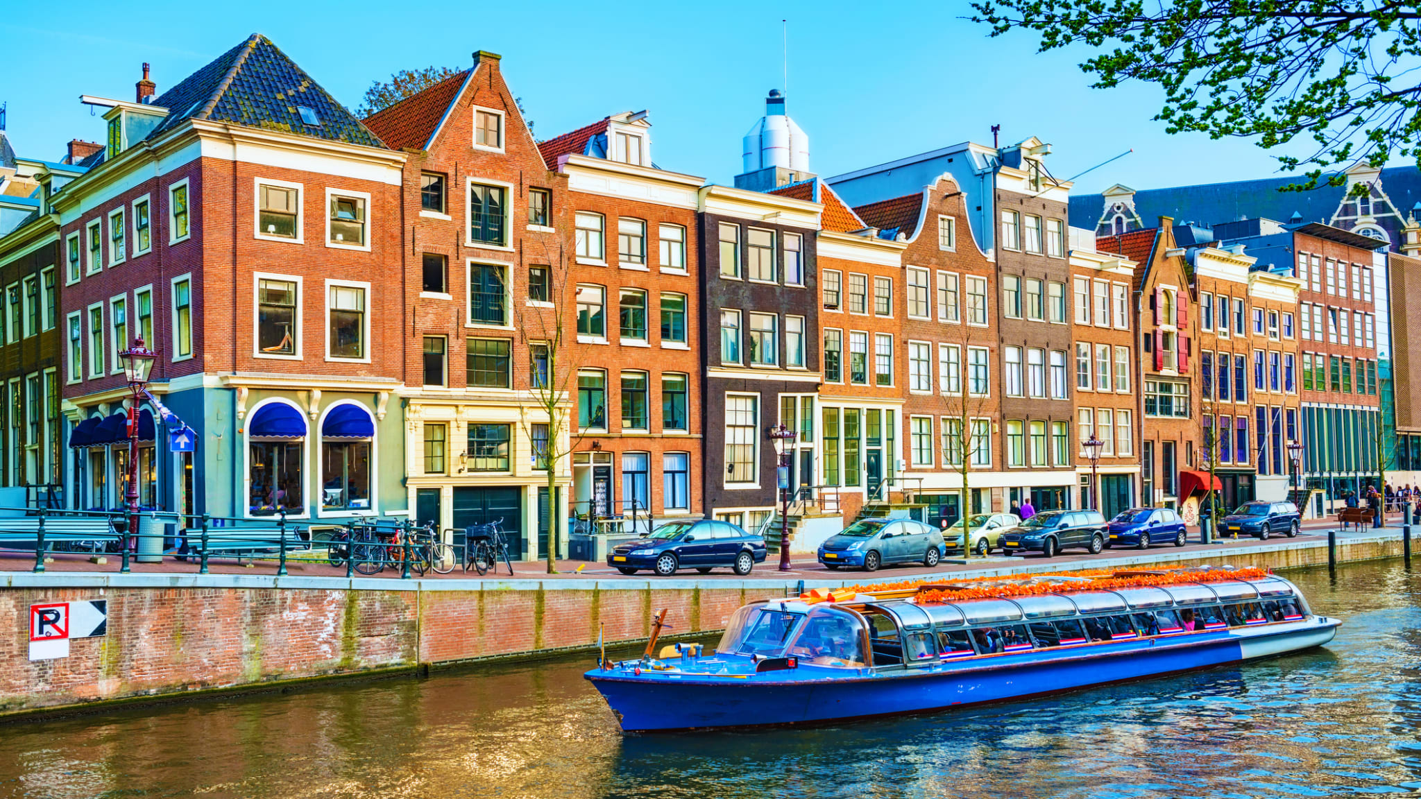 Grachtenfahrten in Amsterdam ©AleksandarGeorgiev/iStock / Getty Images Plus via Getty Images