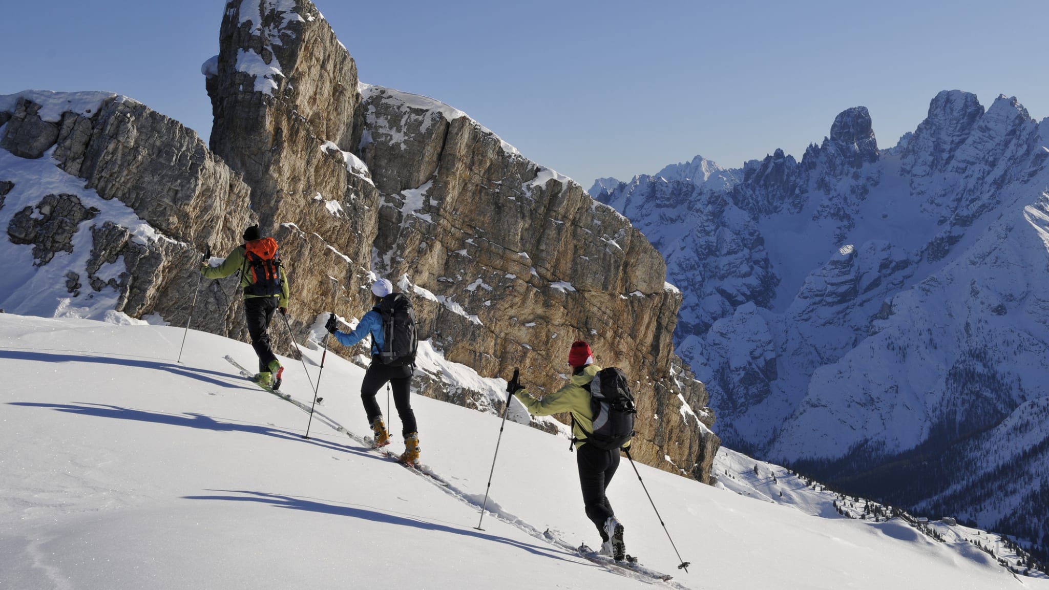 Gruppe von Personen läuft Ski in den Dolomiten © iStock.com/Gorfer