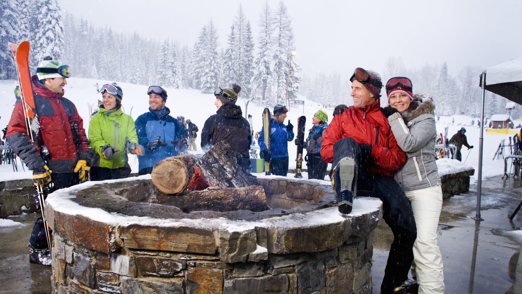 Après-Ski an der Piste ©Noah Clayton/DigitalVision via Getty Images