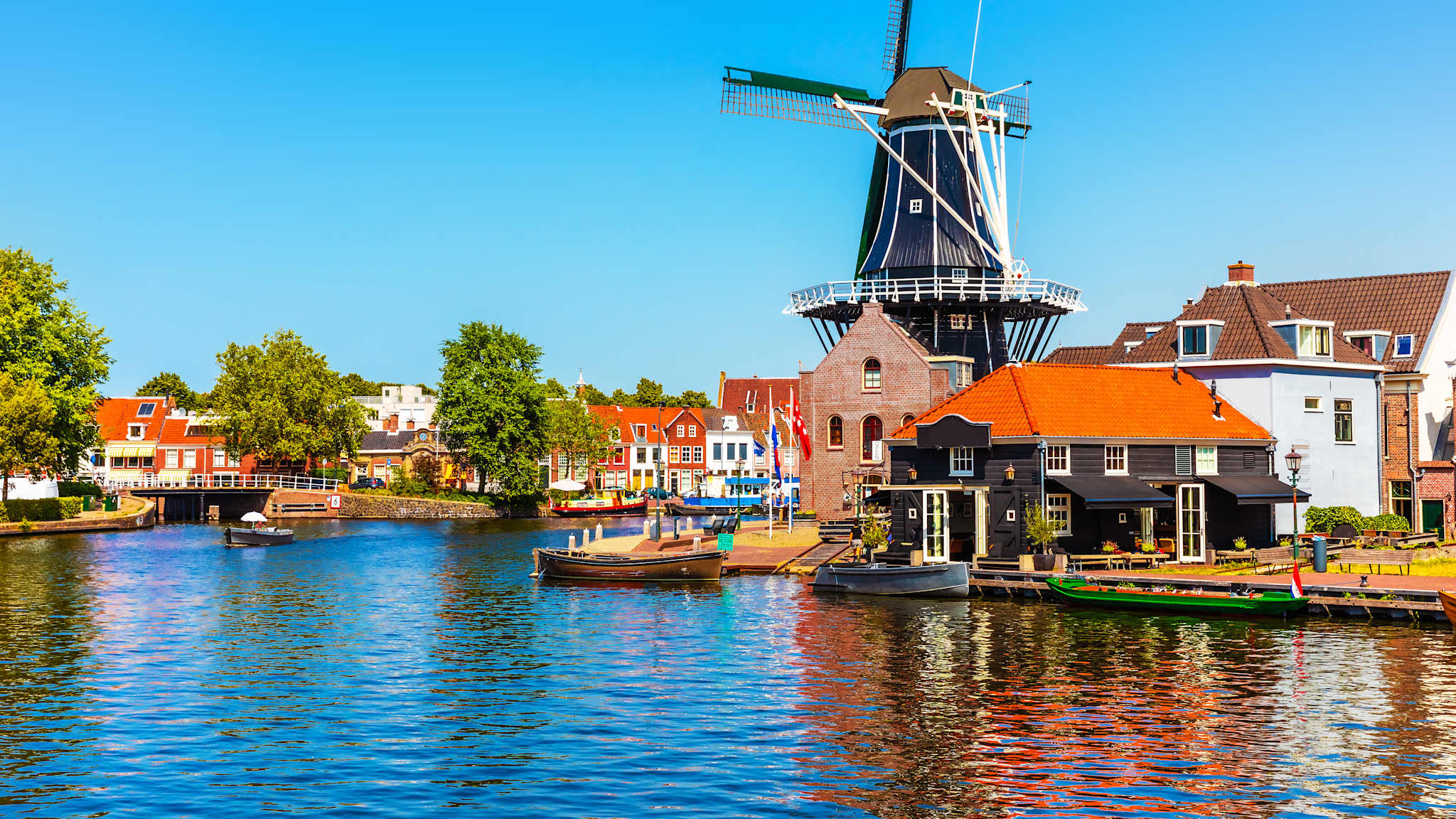 Fluss mit Häusern und Windmühle