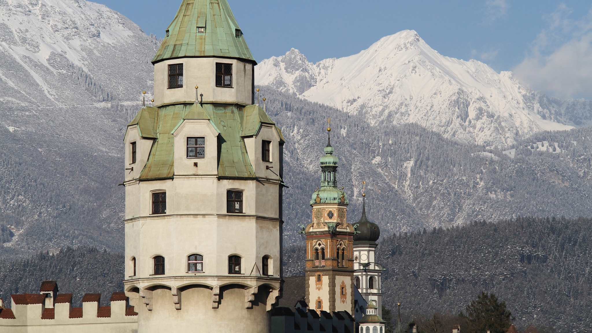 Der Münzturm in Hall mit Blick auf die verschneiten Berge