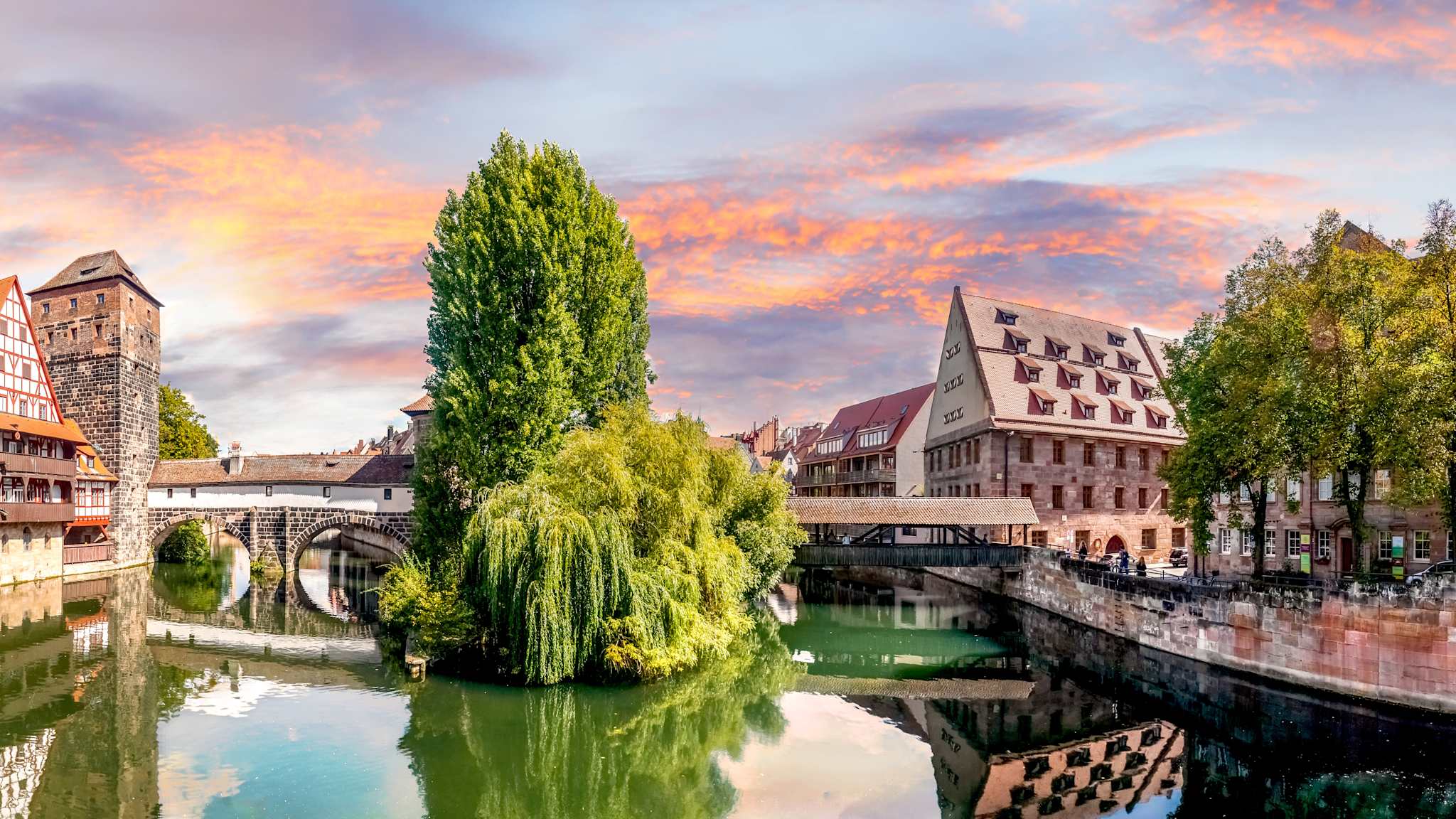 Blick auf den Henkersteg und das Pegnitzufer bei der Altstadt in Nürnberg, Bayern