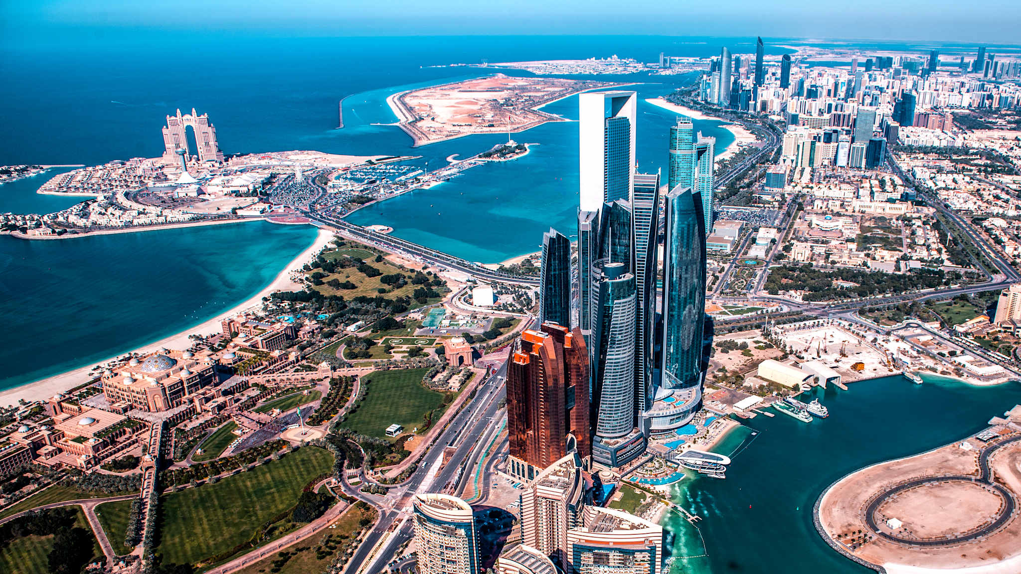 Schöne Hochwinkelsicht auf moderne Wolkenkratzer in Abu Dhabi, von einem Hubschrauber aus. © EXTREME-PHOTOGRAPHER via Getty Images