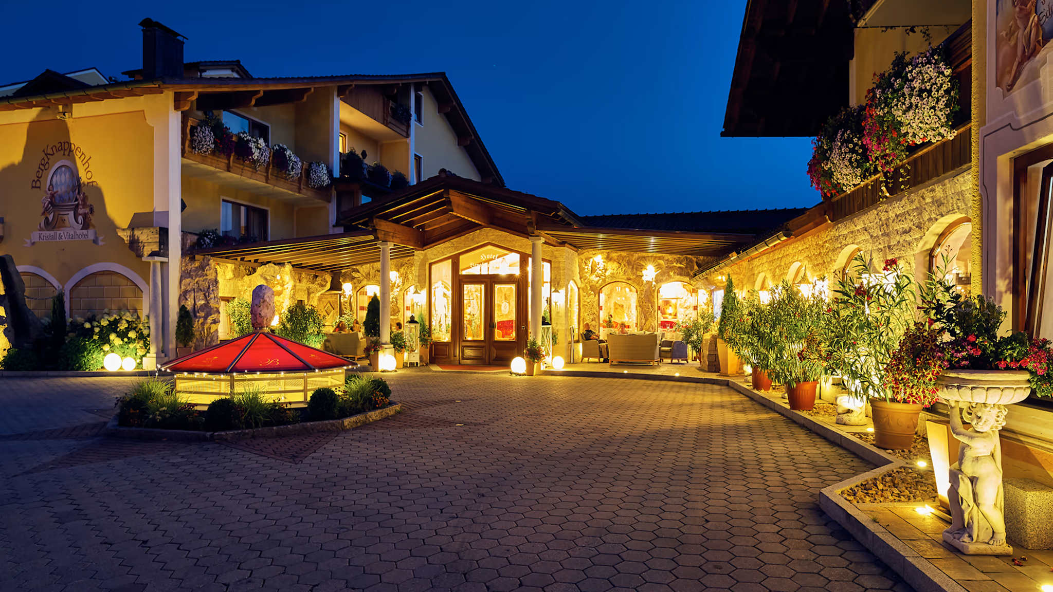 Außenansicht des Hotels bei Nacht